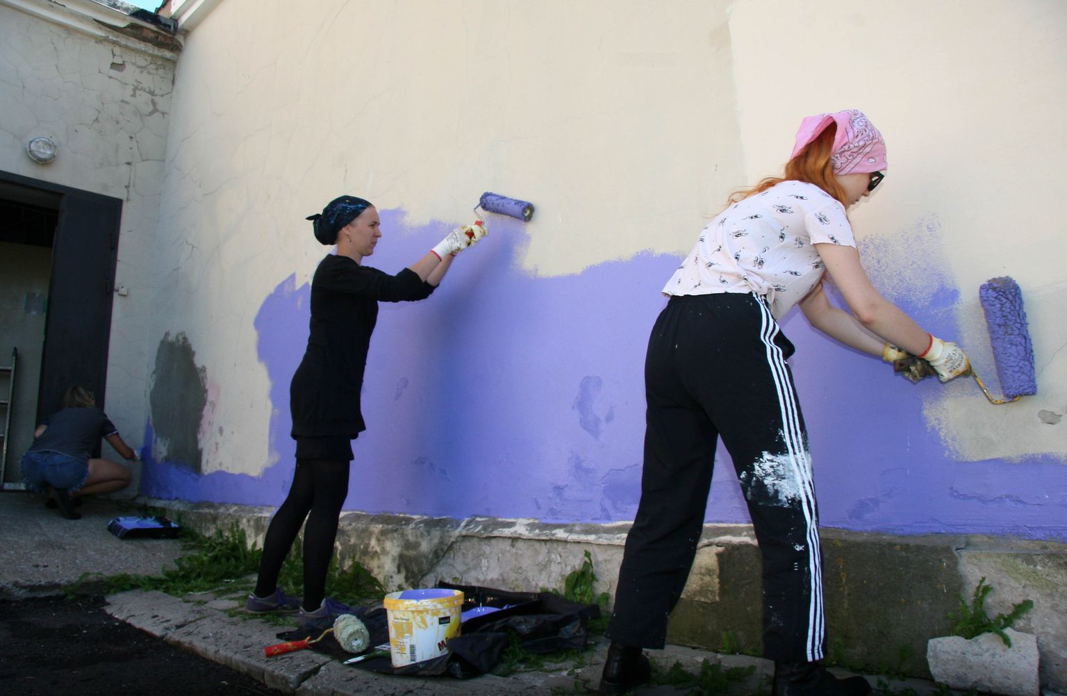 Tänavakunstifestivalil "Rural Urban Art" osalevad Krislin Virkus, Krisleen Kahr ja Jaana Persidski ette valmistamas seina, millele Eesti kunstiakadeemia lõpetanud Liisi Grünberg seinamaali tegema hakkab.