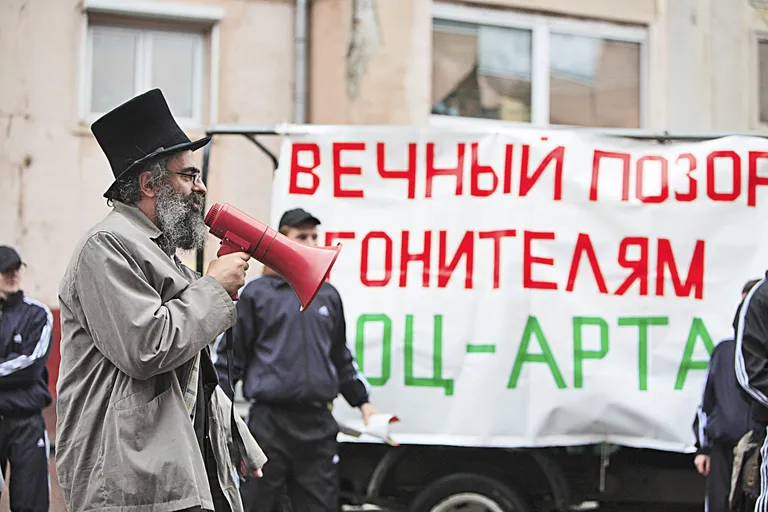 Алексей Плуцер-Сарно на акции «Цензура сасёт! или Автокатастрофа у Таганской прокуратуры», 2008 год.