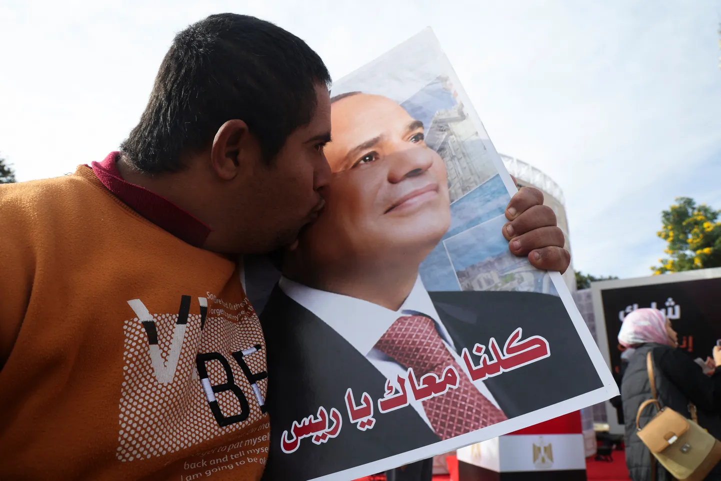 Egiptuse valija suudleb valimiste esimesel päeval pealinnas Kairos president Abdel Fattah al-Sisi pilti.
