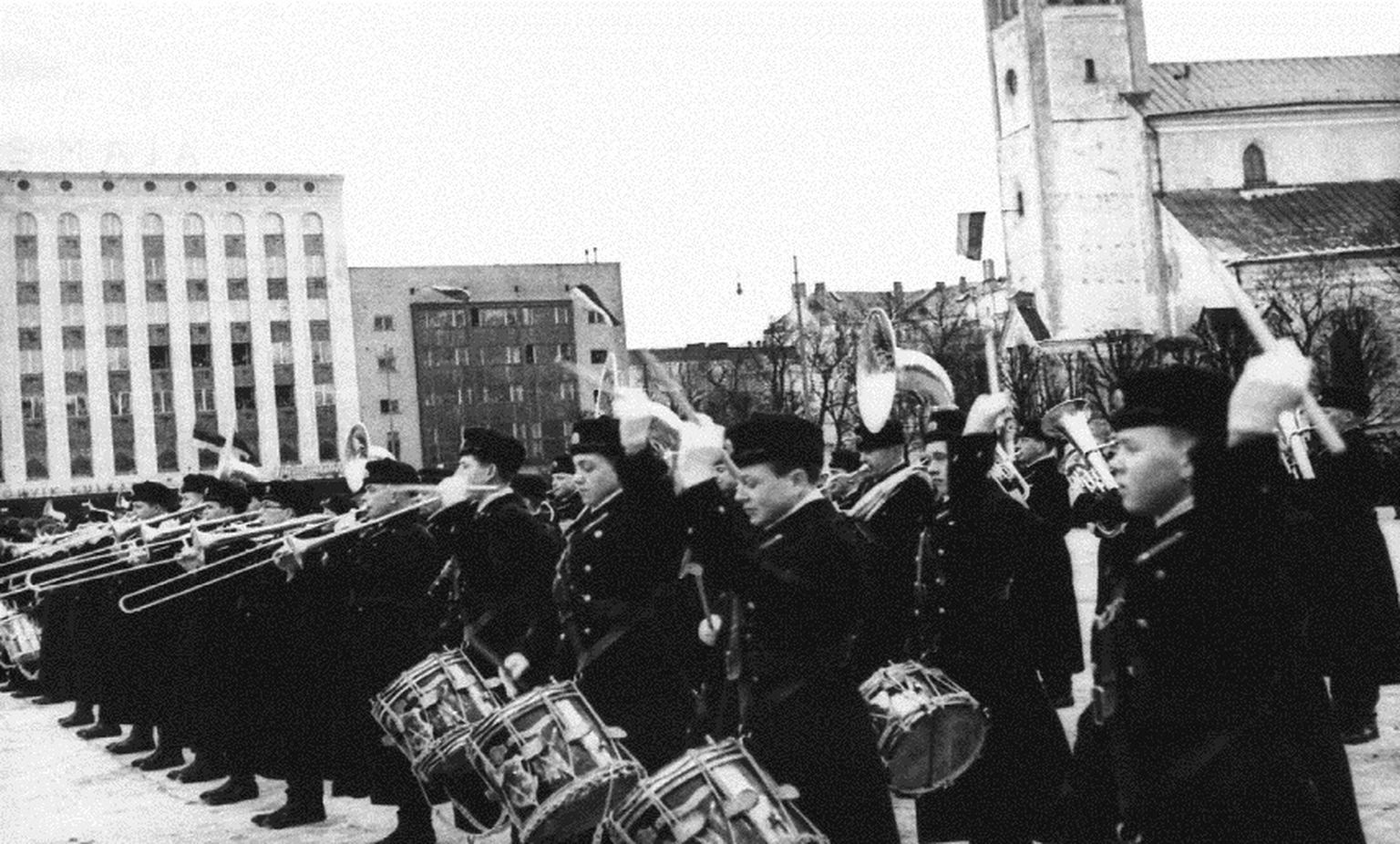 Kaitseväe orkester Tallinnas Vabaduse väljakul 1940. aastal.