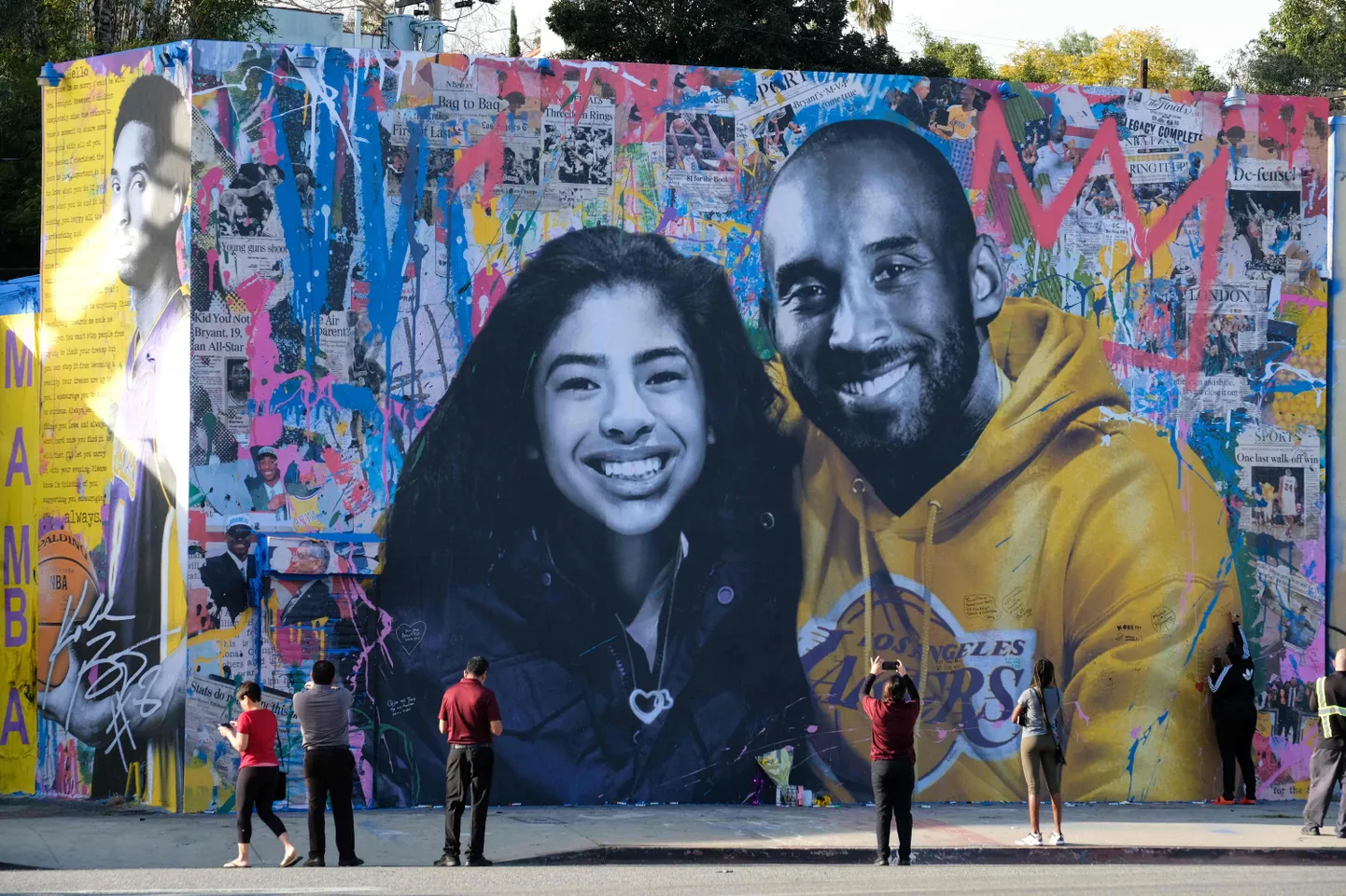 Tänavakunst Kobe Bryantist ja tema tütrest Giannast.