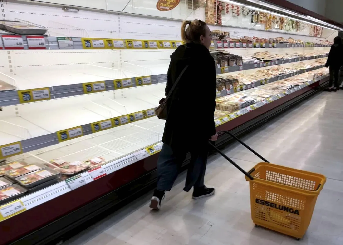 Пустые полки в итальянском магазине.