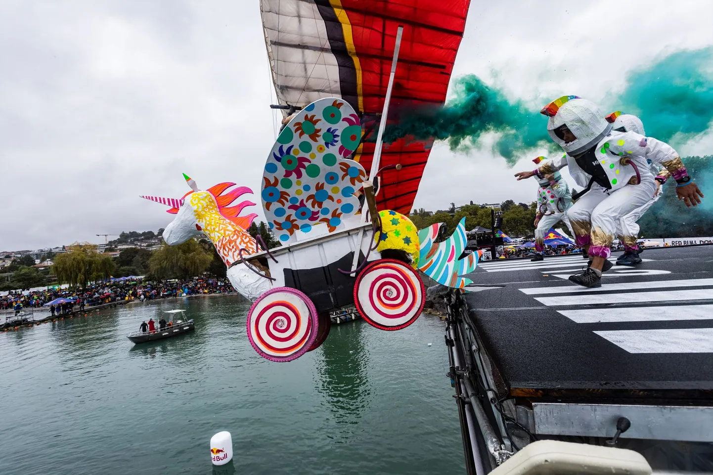 Red Bull Flugtag Lausanne’is, Šveitsis. Fotol meeskond Elon Muscle.