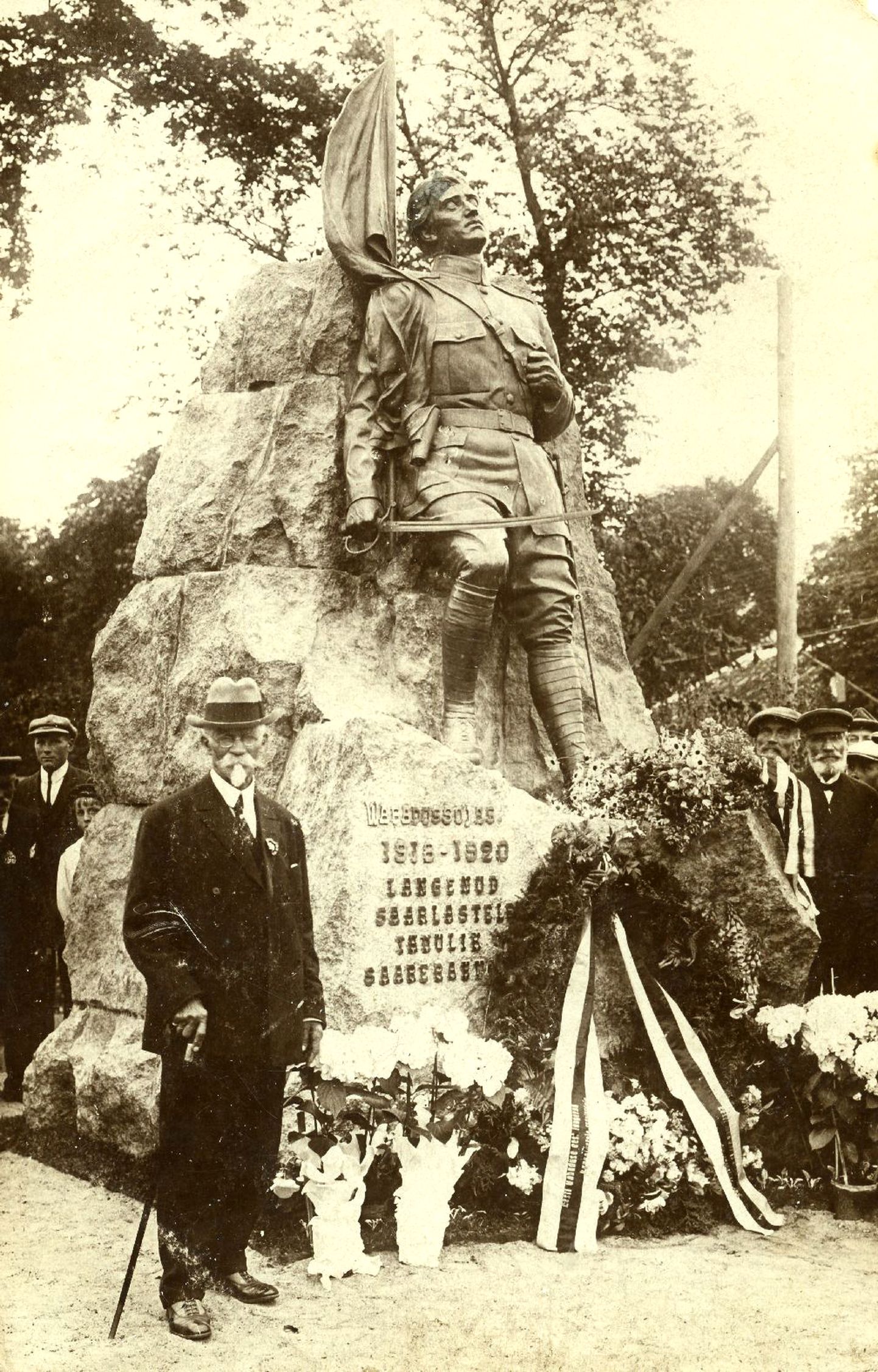 Vabadussamba avamisel osales ka monumendi autor Amandus Adamson (vasakul esiplaanil).