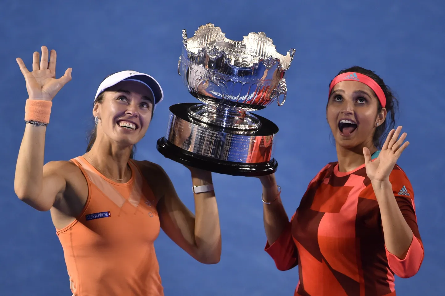 Martina Hingis ja Sania Mirza võitsid Austraalia lahtistel naiste paarismängu finaali.