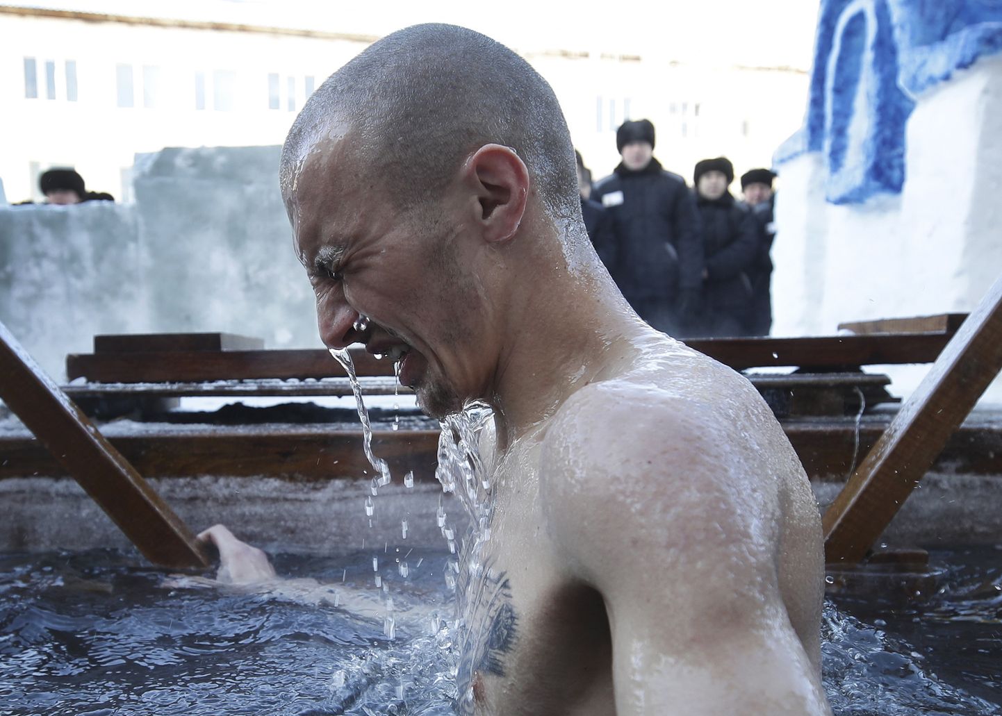 Верующий заключенный Новосибирской тюрьмы проходит крещенские купания