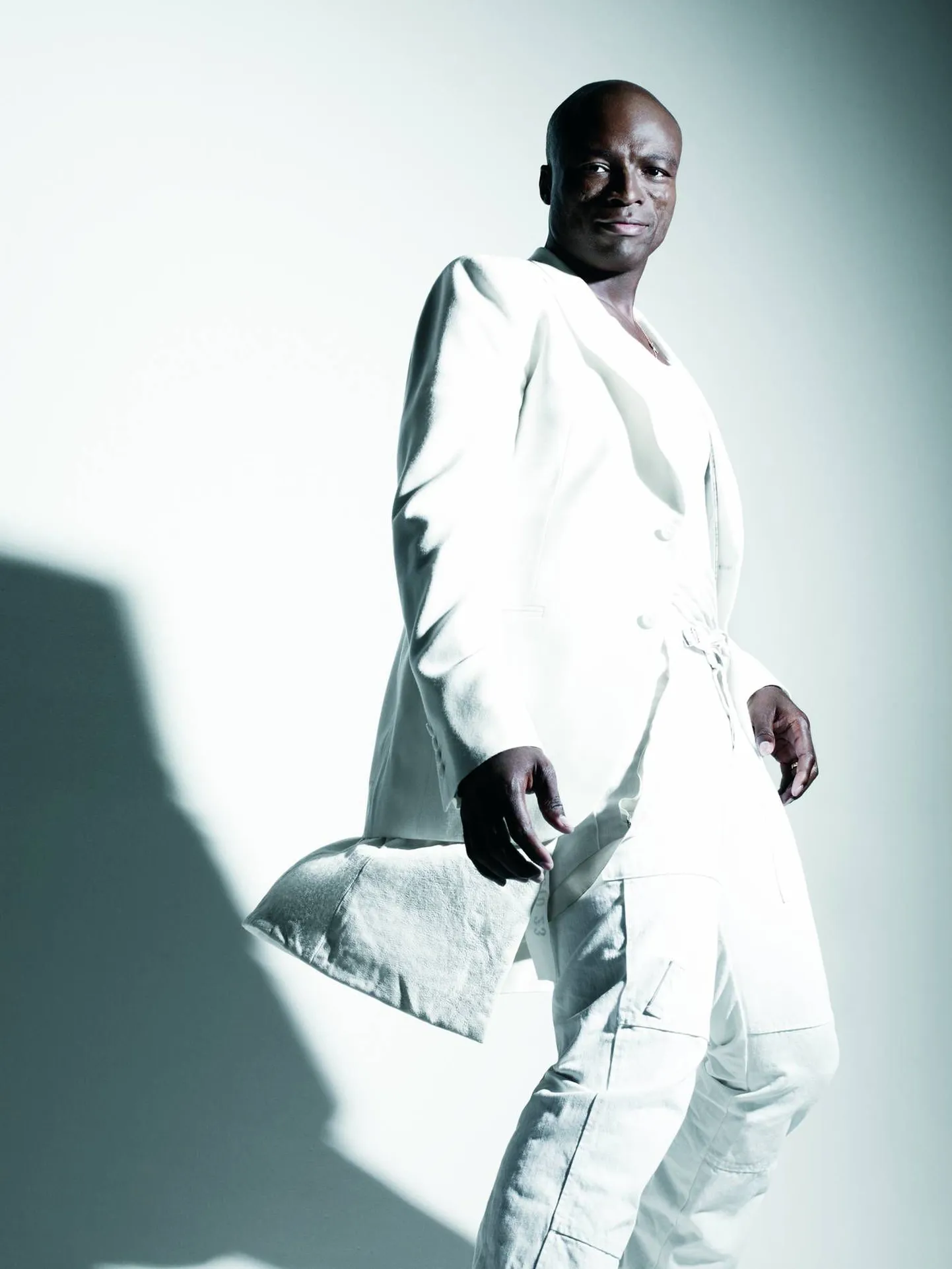 Seal esineb festivali "Watergate" raames Pärnu Vallikäärus.