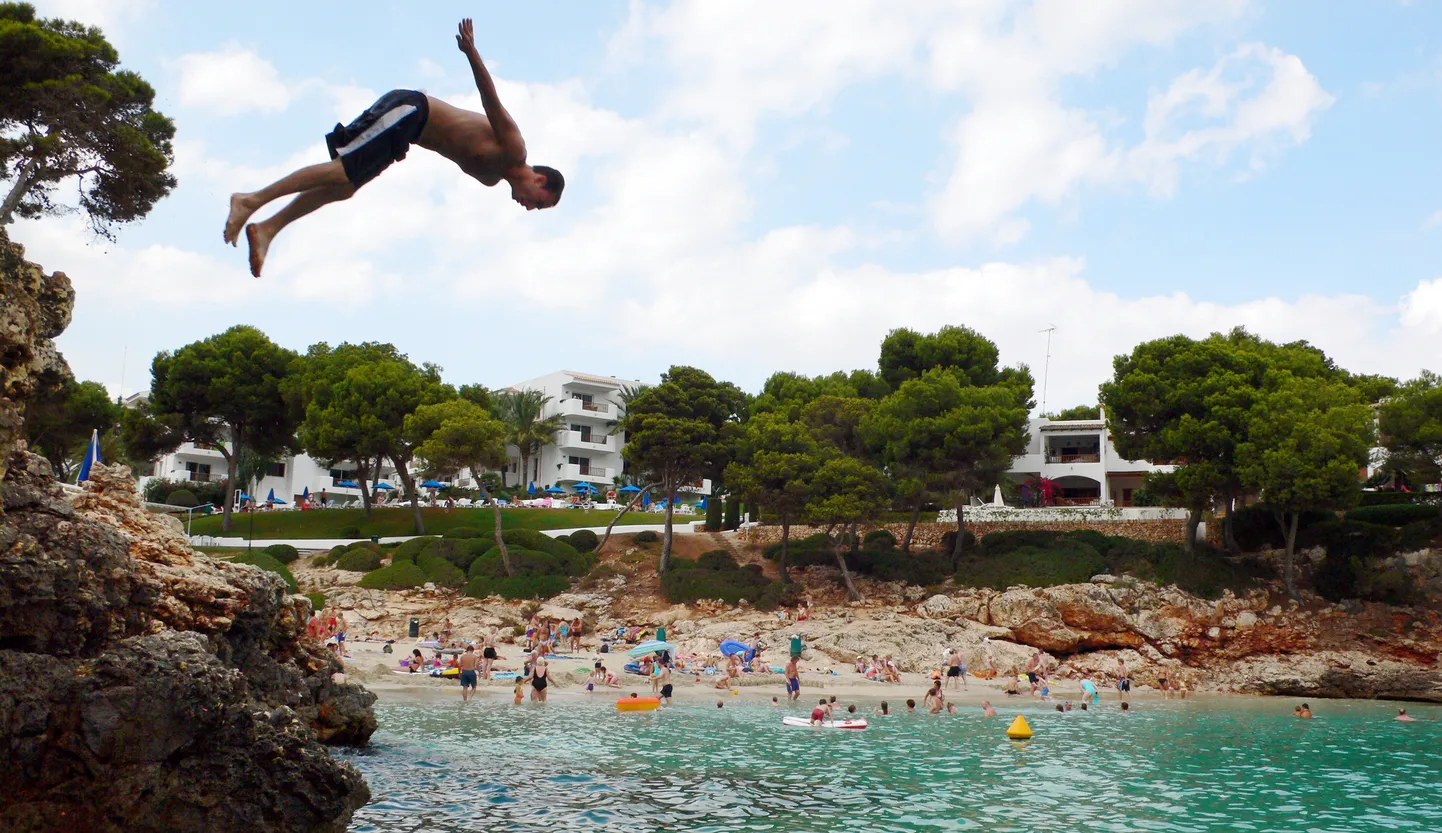 Mallorcal puhkavad noored britid otsivad teravaid elamusi, kuigi need võivad lõppeda traagiliselt.
