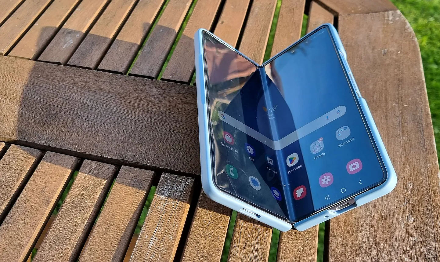 Voltida pikuti või risti? Kui tahad suure ekraaniga telefoni, mis töötab ka tahvlina, siis vildi lahti Galaxy Fold5. teistpidi volditava ekraaniga telefon tuli Samsungil ka samal ajal välja - Flip5, kuid sellel saab tavalise ekraani poole väiksemaks voltida.
