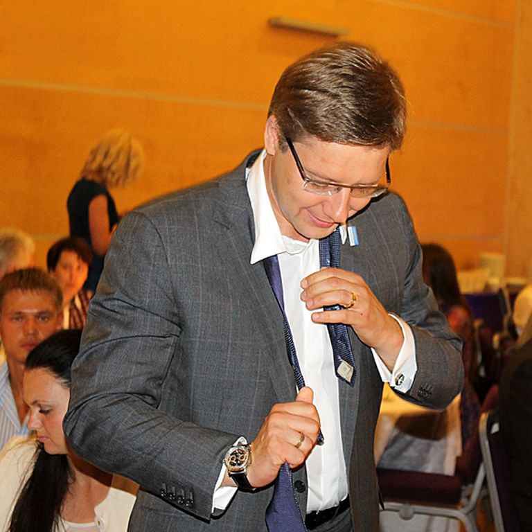 Rīgas mērs Nils Ušakovs neslēpa prieku, ka vēlēšanas aiz muguras un nu var nodoties svinībām. Tādēļ Ušakovs atbrīvojās no kaklasaites 