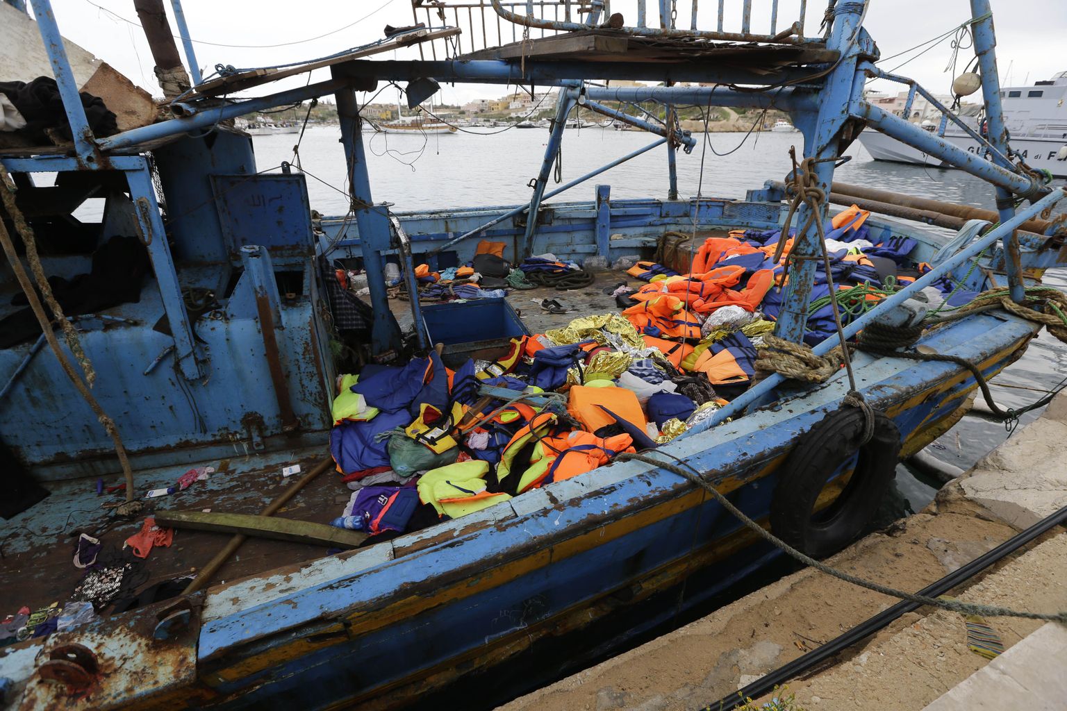 Lampedusa lähedal põhja läinud laeva vrakist välja toodud surnukehad.