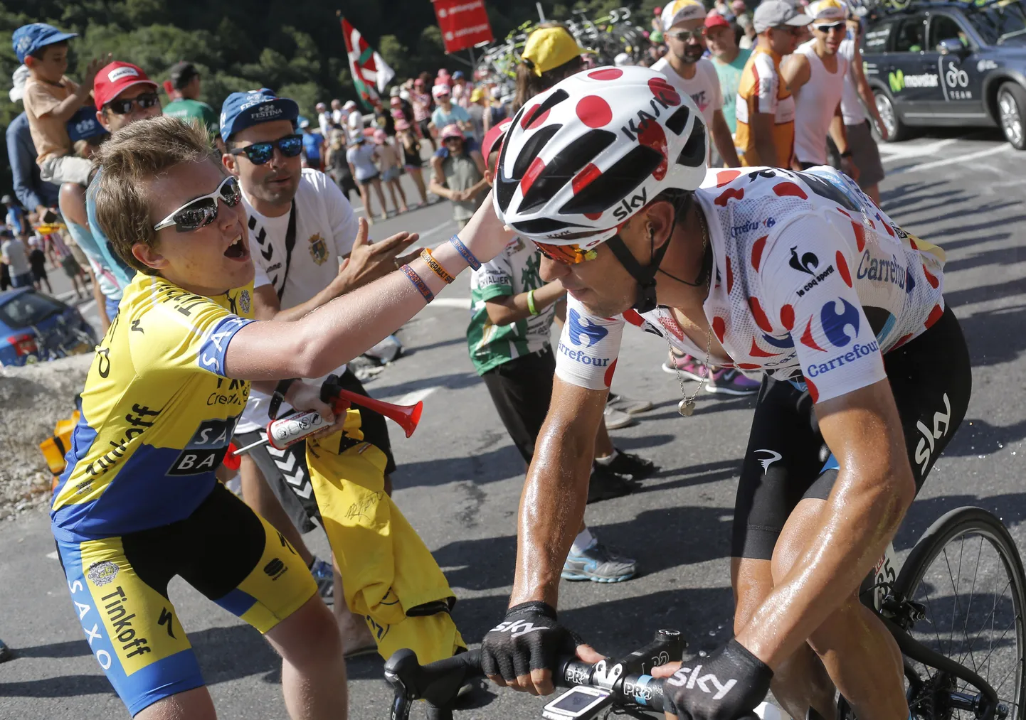 Kui enamik pealtvaatajaid käitub tuuril viisakalt ja ergutab rattureid nagu sellelgi fotol, siis üks neist kostitas Richie Porte'i (paremal) rusikahoobiga.