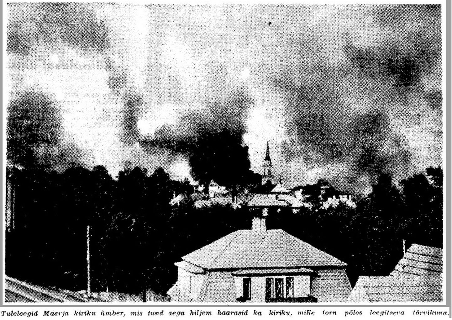 Tuleleegid ja suits Maarja kiriku ümber. Tund aega hiljem sai süütemürsutabamuse ka kirik, mille torn põles nagu tõrvik ja kukkus kell 22.30 ümber. Foto ilmus Postimehes 11. juulil 1943.