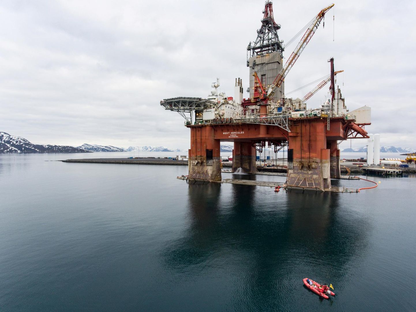 Pikalt investoritele märkamatuks jäänud naftatootjate aktsiad tunduvad taas tähelepanuväärsed. Ent taluda tuleb ka soovimatut tähelepanu: pildil lähenevad Equinori naftapuurplatvormile looduskaitseühenduse Greenpeace aktivistid. 