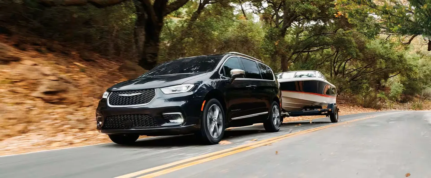 Ameerika autodel on kindel ostja olemas, kuigi need on kallimad ja suuremad. Näiteks see Chrysler Pacifica, mis võitnud rohkelt ohutusauhindu, on sobiv variant suurele perele, kuna pakub rohkem istekohti, saab kasutada tööl ka kaubikuna ning veab nädalavahetusel paati.