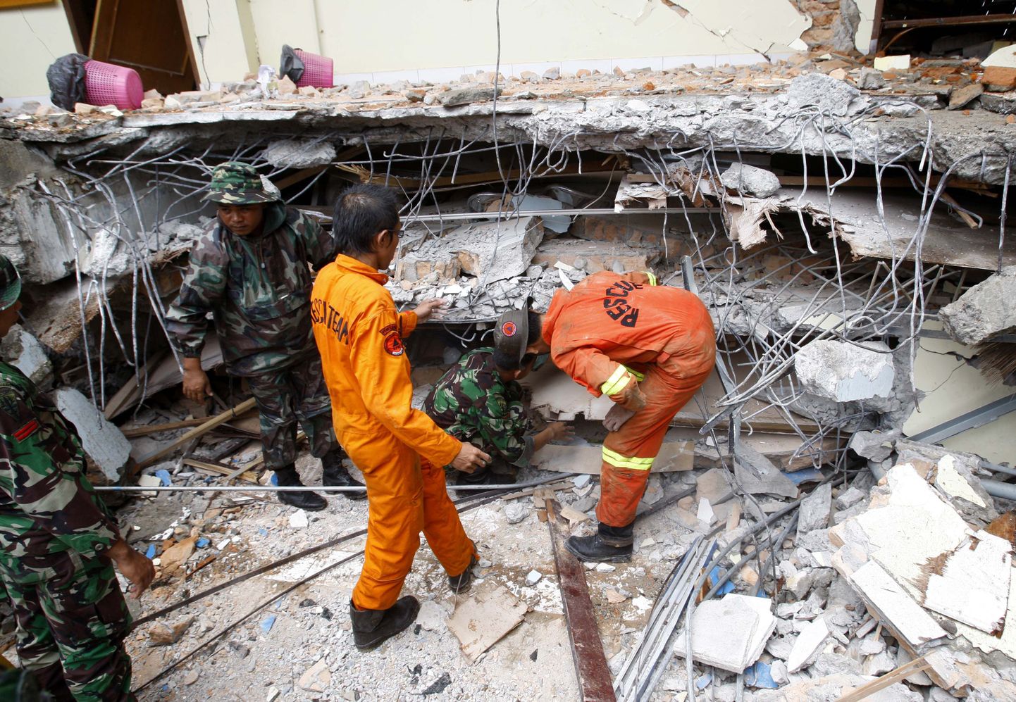 Indoneesia Sumatra saart tabanud võimsa maavärina tekitatud purustused.