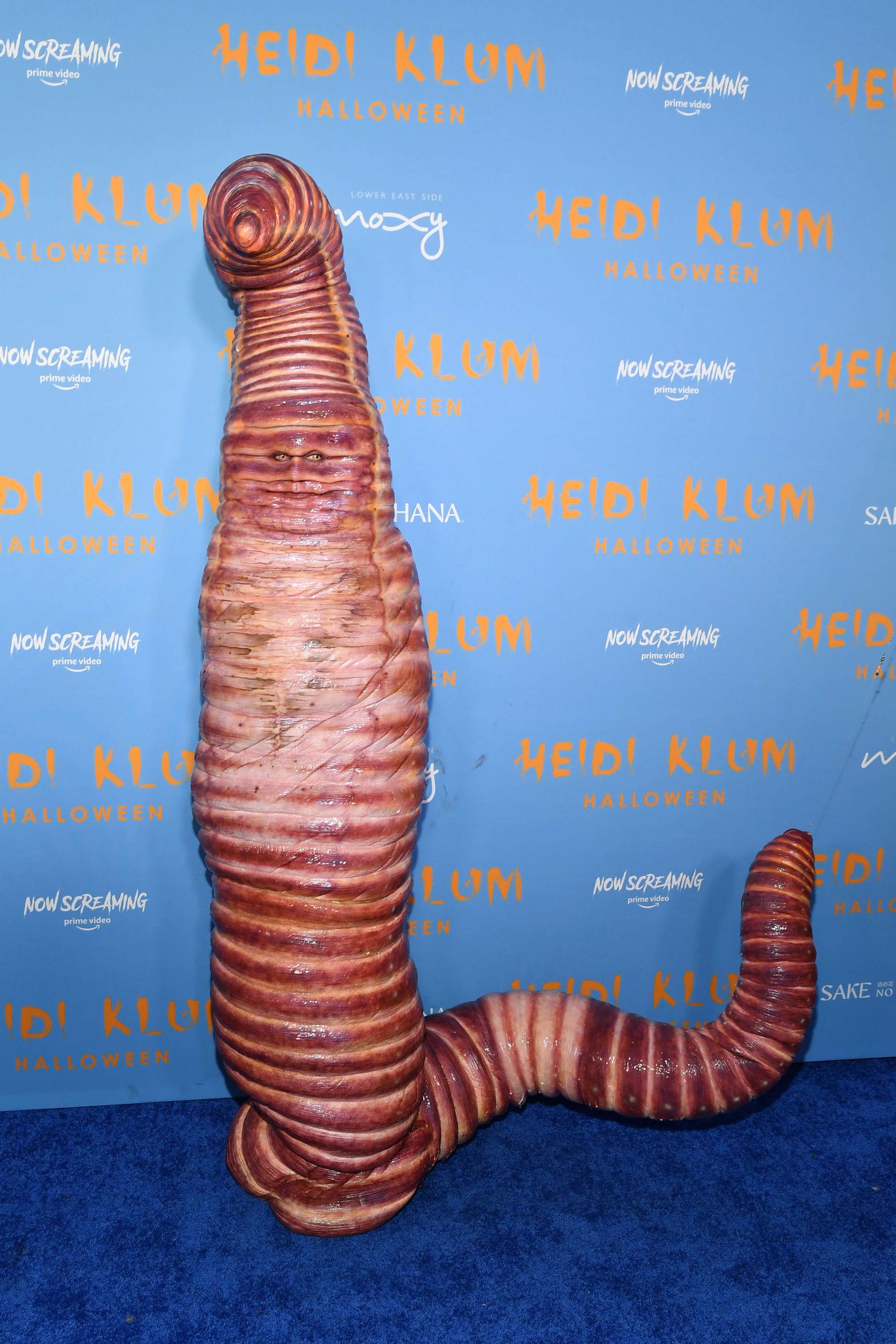 Актриса Хайди Клум в образе червяка на Хэллоуин