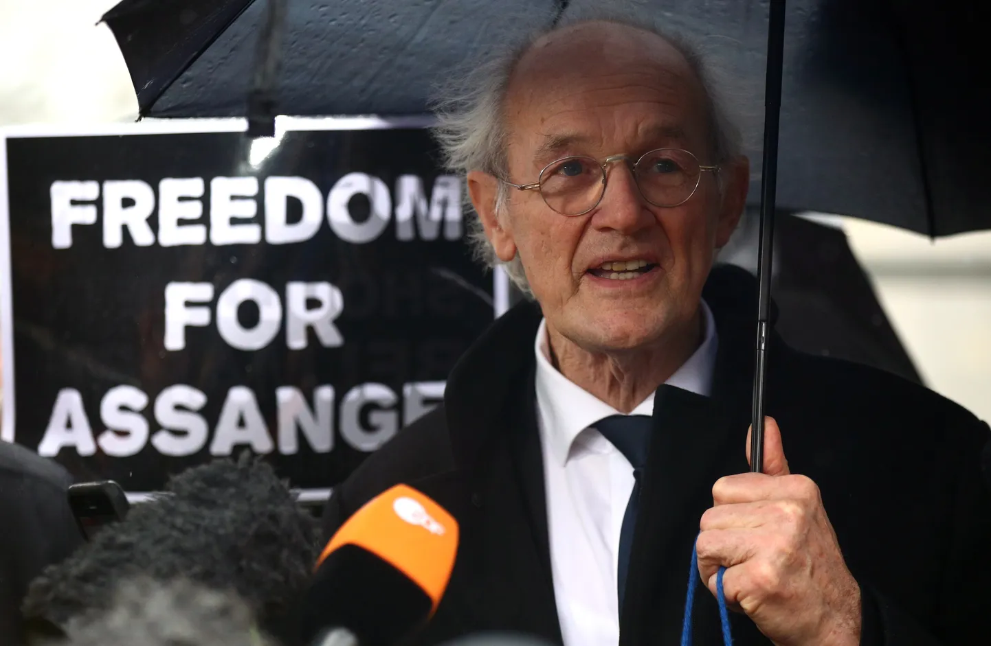 Julian Assange'i isa John Shipton meeleavaldusel Woolwichi kohtu ees.