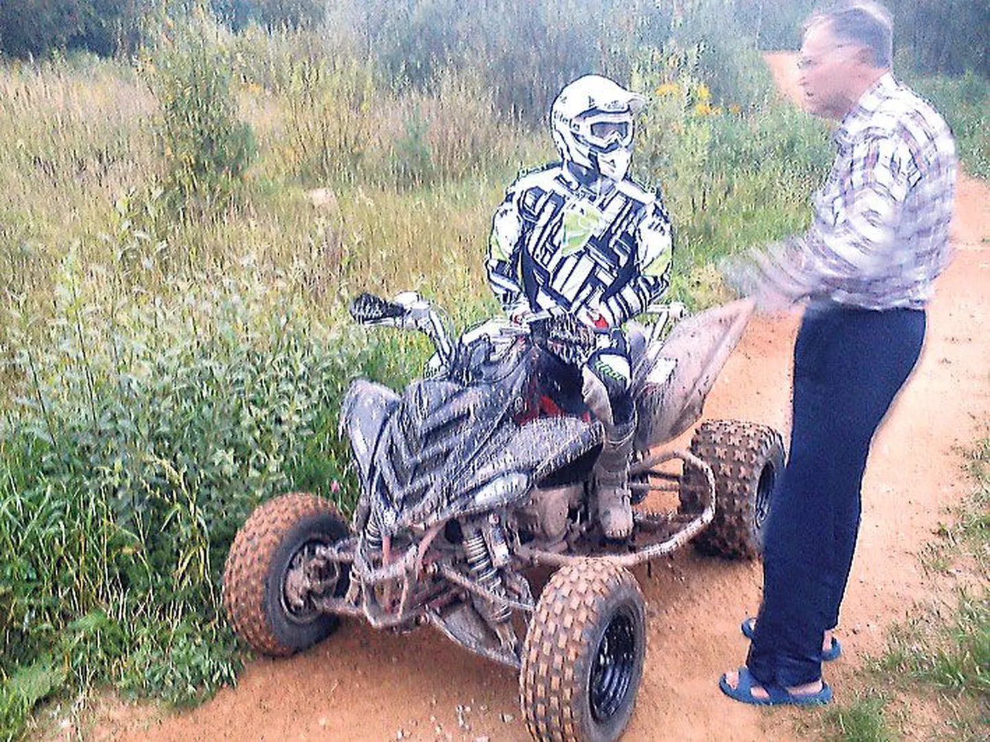 Kuigi linn on teinud maaomanikule ettekirjutuse, mille järgi tuleb krossirajal sõitmine tõkestada, ilmusid möödunud laupäeval rajale taas ATVd ning kohalikel tuli minna kihutajaid keelama. Pildil selgitab Ihaste elanik Ants-Alois Remmel krossisõitjale, et rada on ebaseaduslik ning selle kasutamine keelatud.