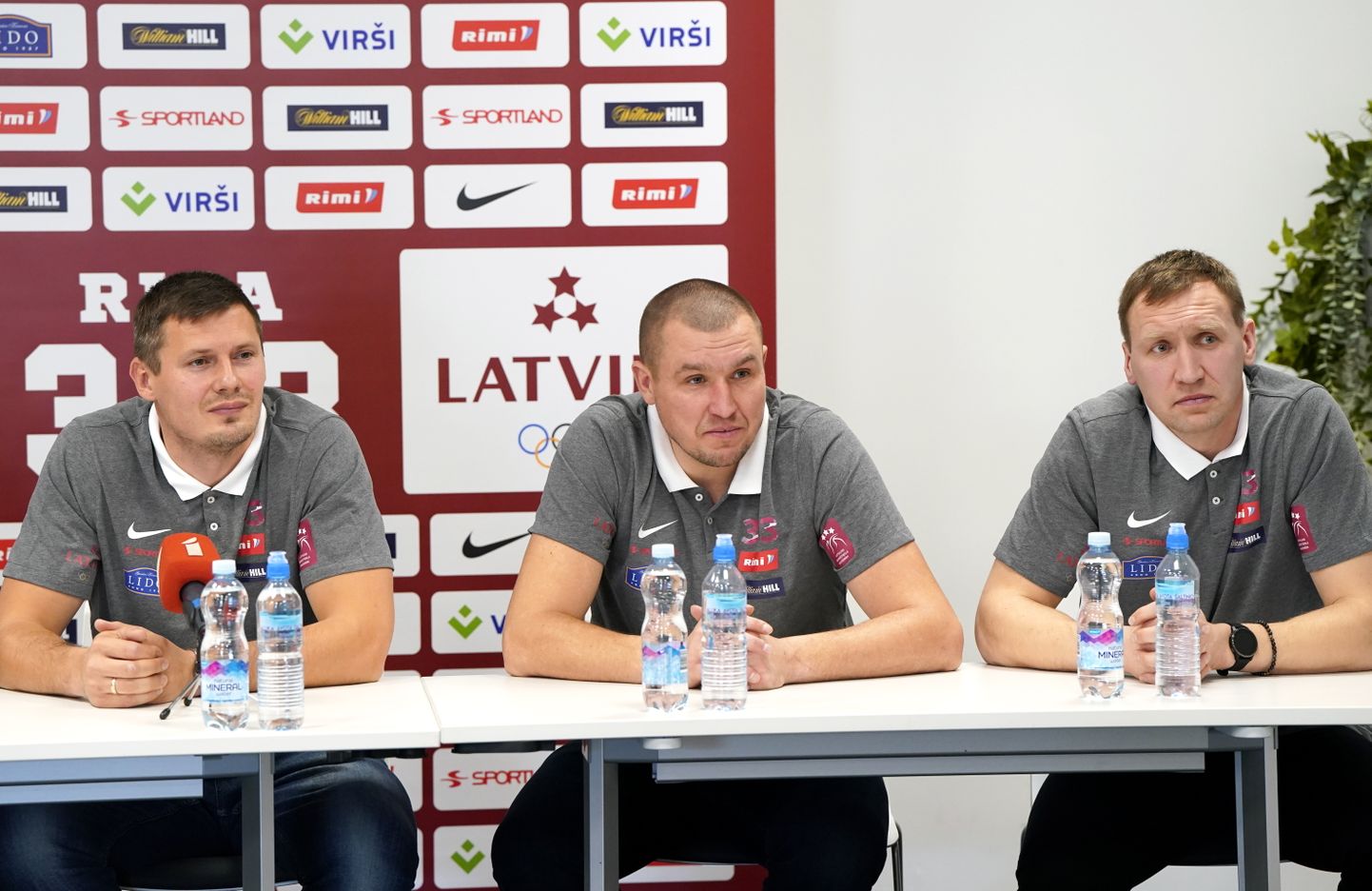 3x3 basketbola komandas "Rīga" spēlētāji Agnis Čavars (no kreisās), Edgars Krūmiņš un Artūrs Strēlnieks