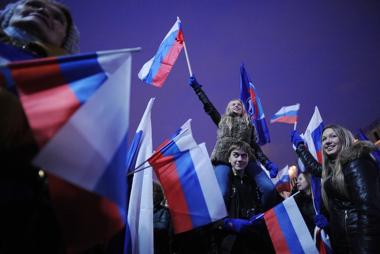 Venemaa Kremli-meelsete noorteliikumiste Noor kaardivägi ja Meie liikmed 5. detsembril 2011 Moskvas tähistamas partei Ühtne Venemaa võitu parlamendivalimister