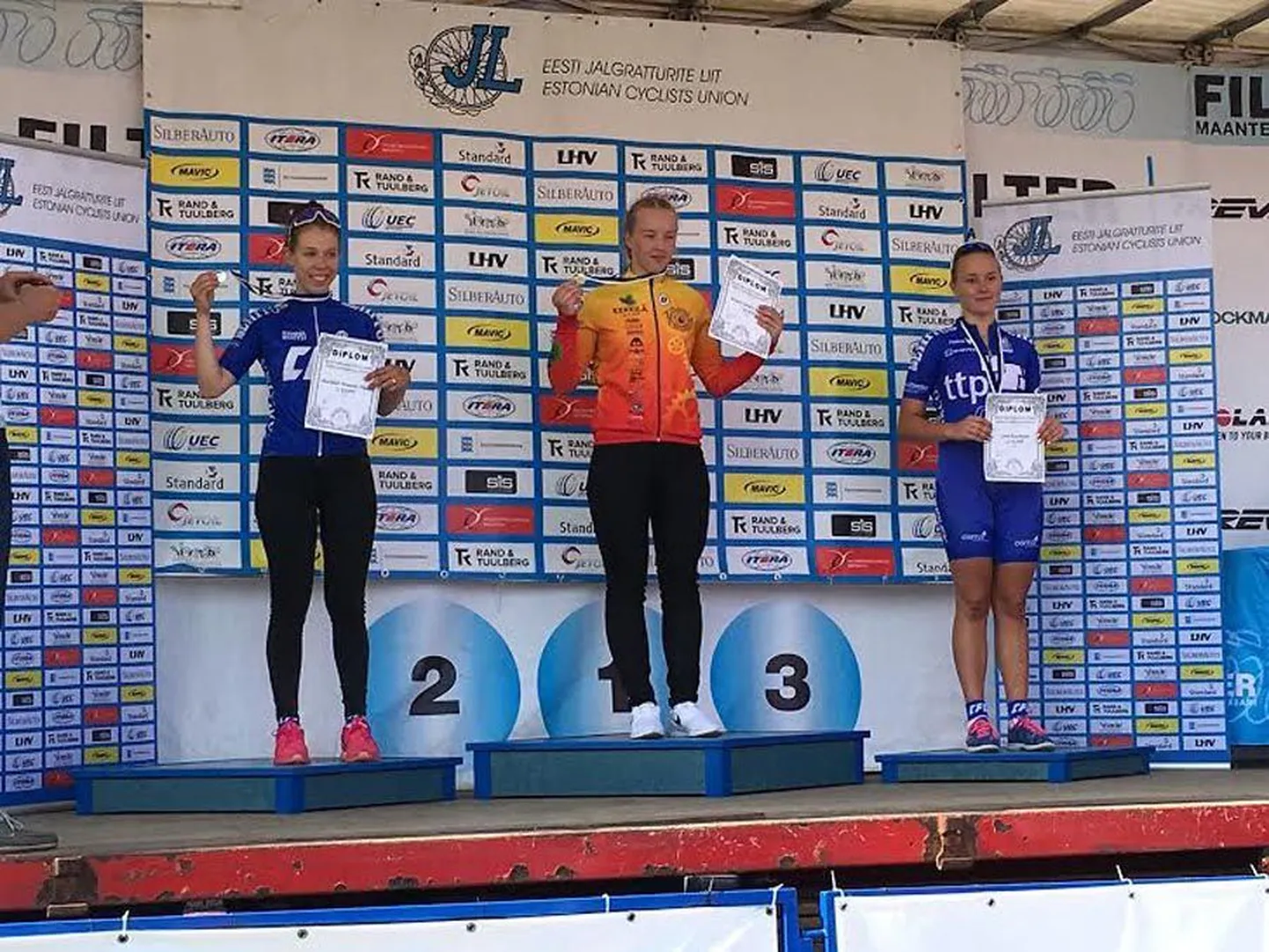 Kristel Sandra Soonik Viljandi rattaklubist tuli N-16 klassi tütarlaste 10 kilomeetri sõidus Eesti meistriks.