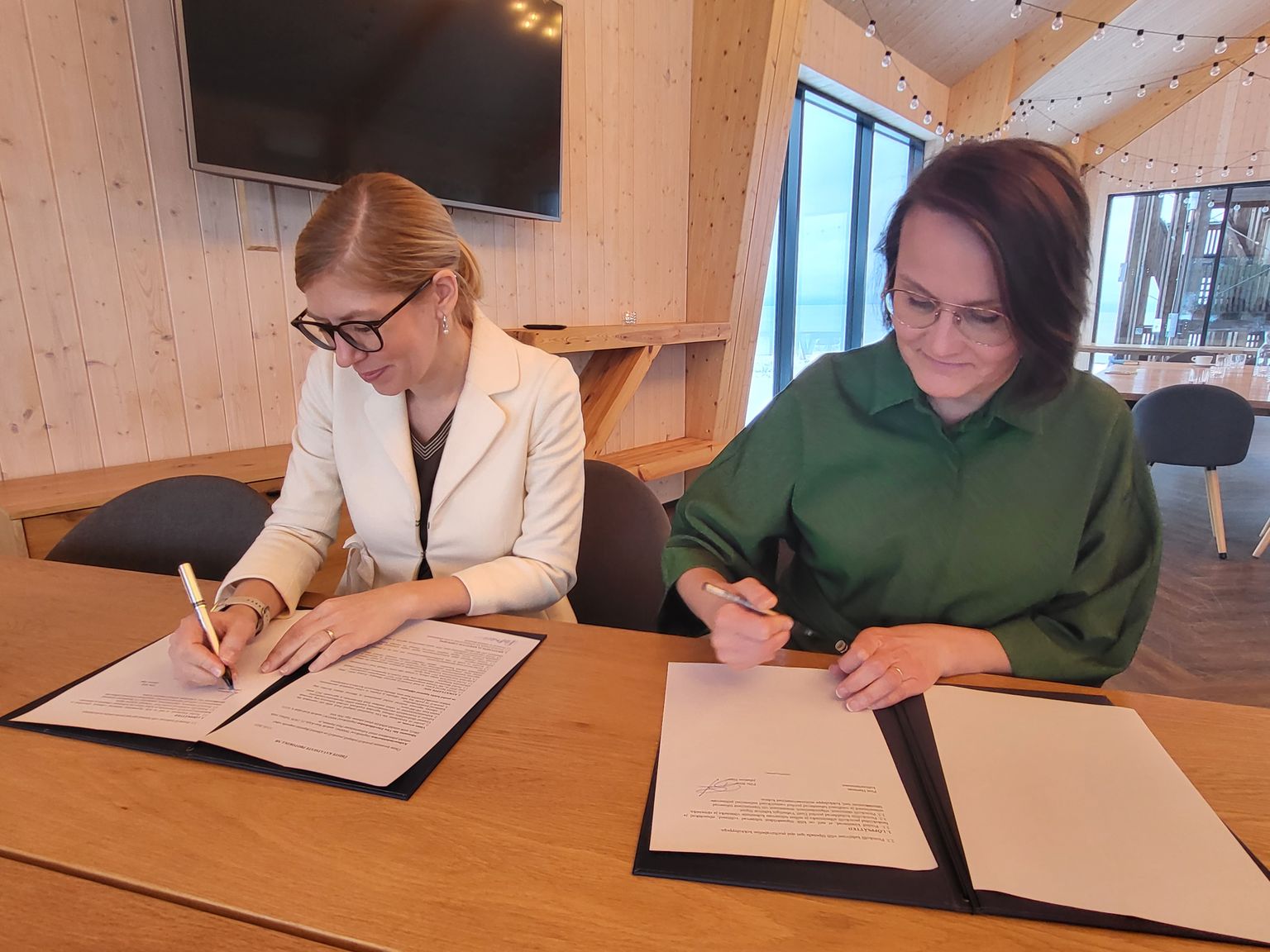 Министр культуры Пирет Хартман и руководитель Ида-Вируского центра предпринимательства Пилле Сёёт подписали в пятницу договор о сотрудничестве.