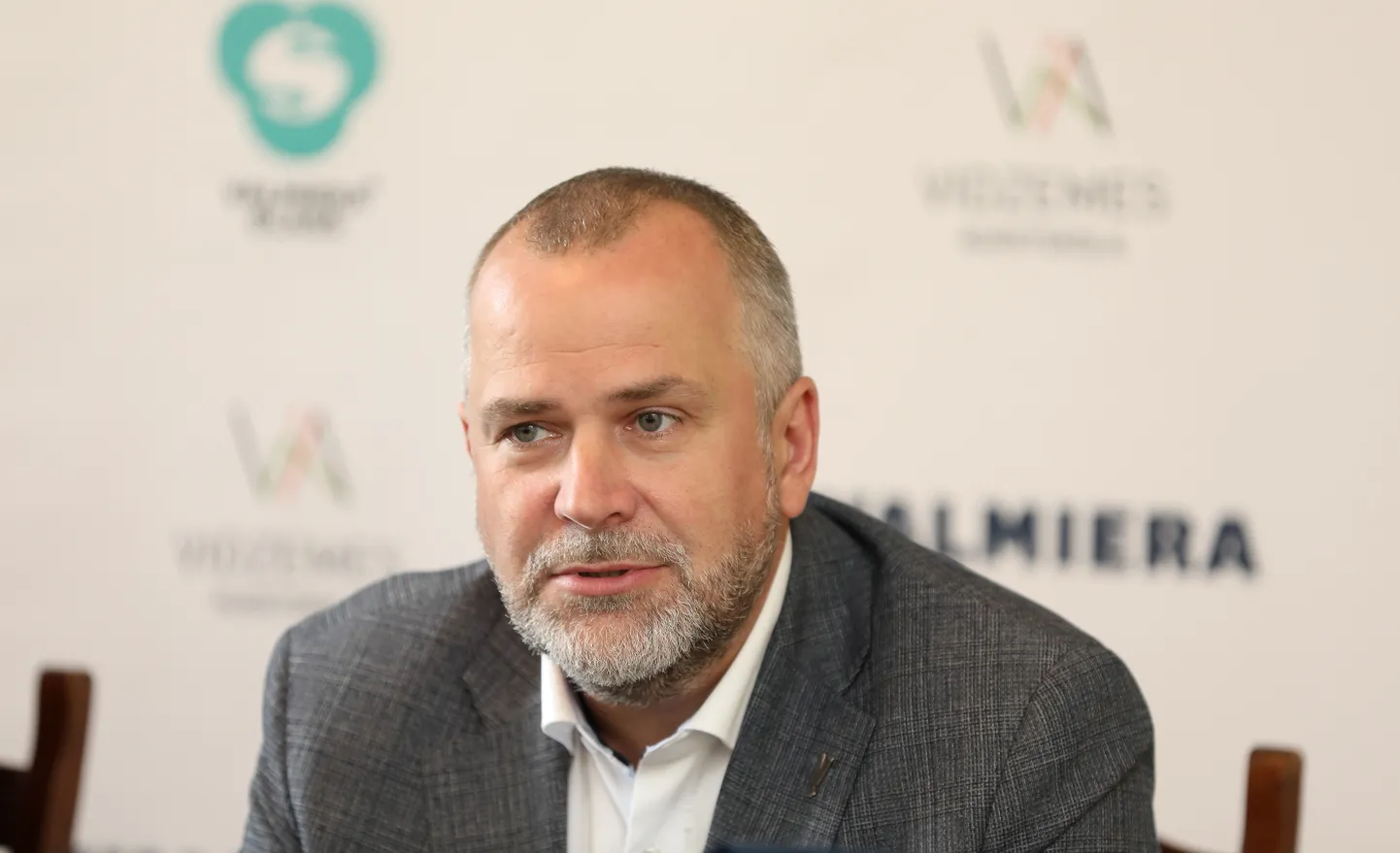 Valmieras domes priekšsēdētājs Jānis Baiks piedalās preses konferencē, kurā informē par brāļu Bertānu iesaisti Valmieras basketbola sistēmā.
