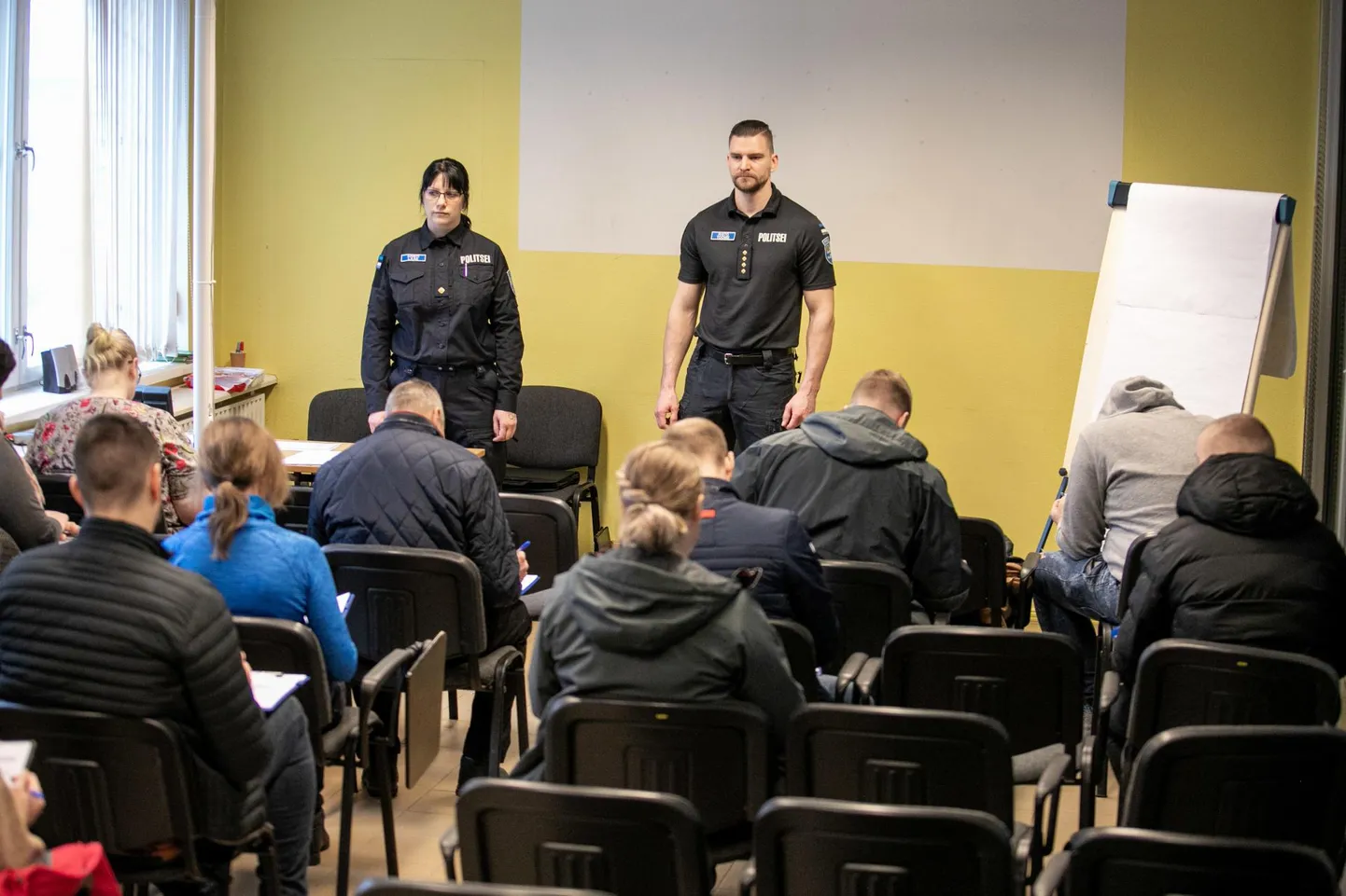 Teooria­eksami ­läbimiseks on vaja ­täpseid teadmisi (vasakul Kristi Laas).