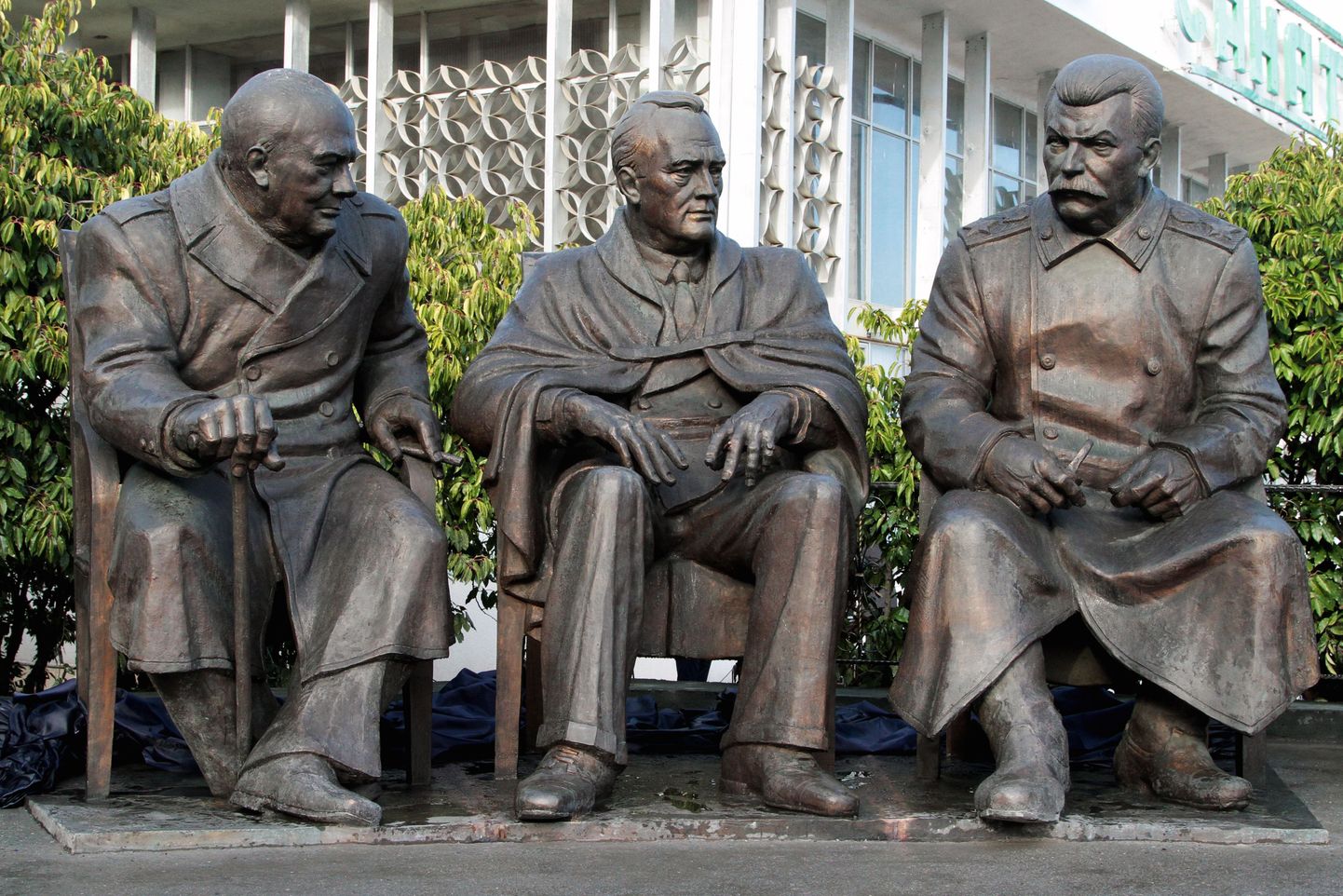 Mullu veebruaris Jaltas avatud monument, mis kujutab Jossif Stalinit (paremal), Franklin Roosevelti (keskel) ja  Winston Churchilli.
