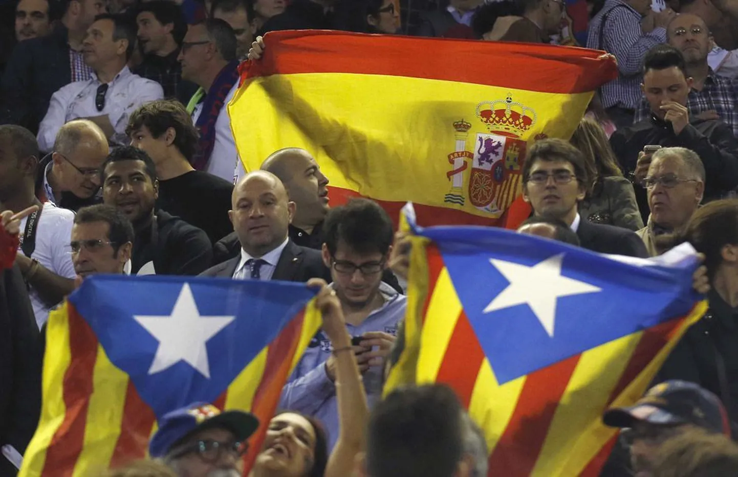 Jalgpallimatšil Madrid vs. Barcelona möödunud nädalal Valencias: Kataloonia klubi fännid tulid välja iseseisvuslaste senyera-lippudega.
