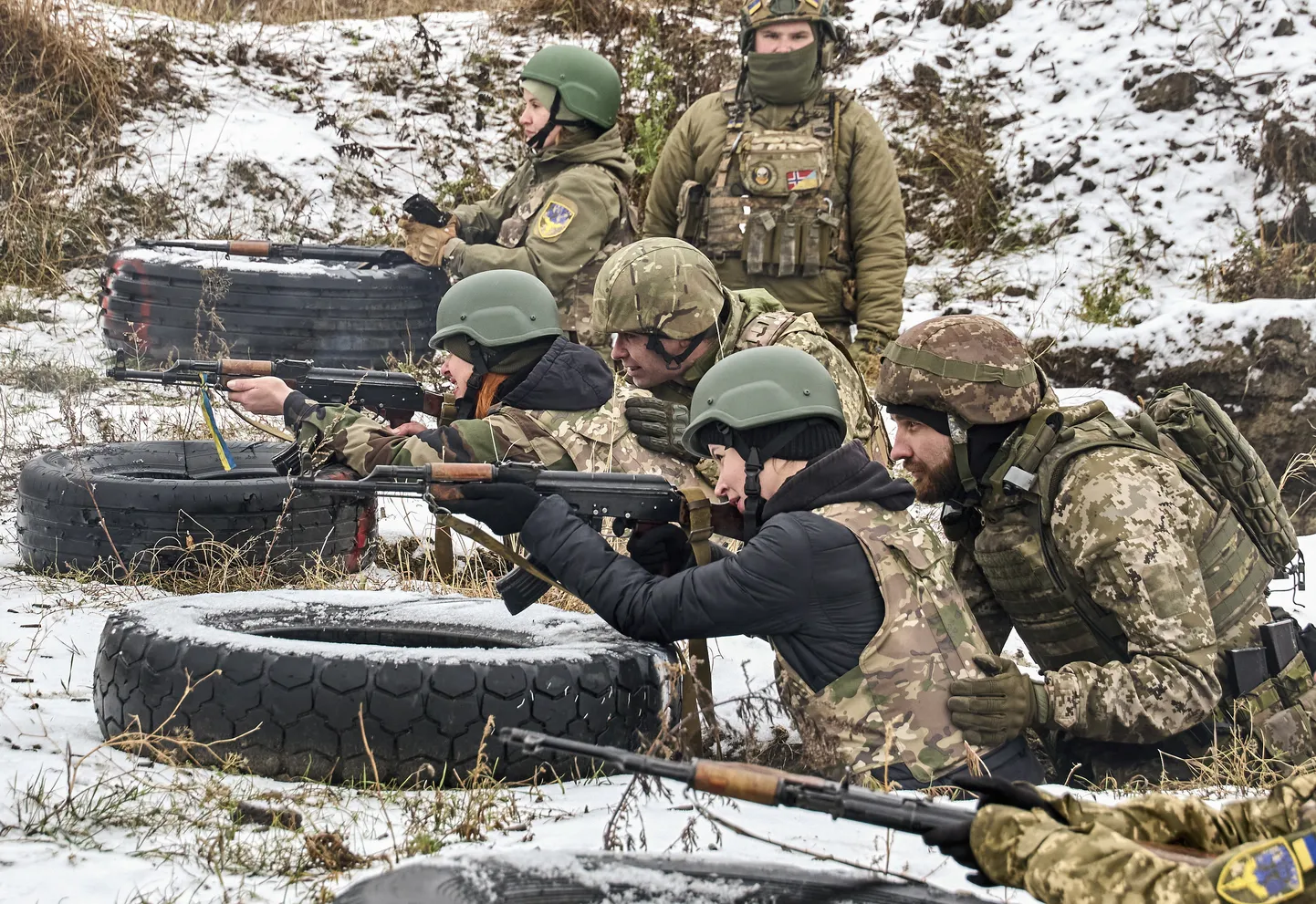 Ukraina tsiviilisikud osalevad sõjalistel õppustel Harkivi regioonis, 7. detsembril 2024. a.