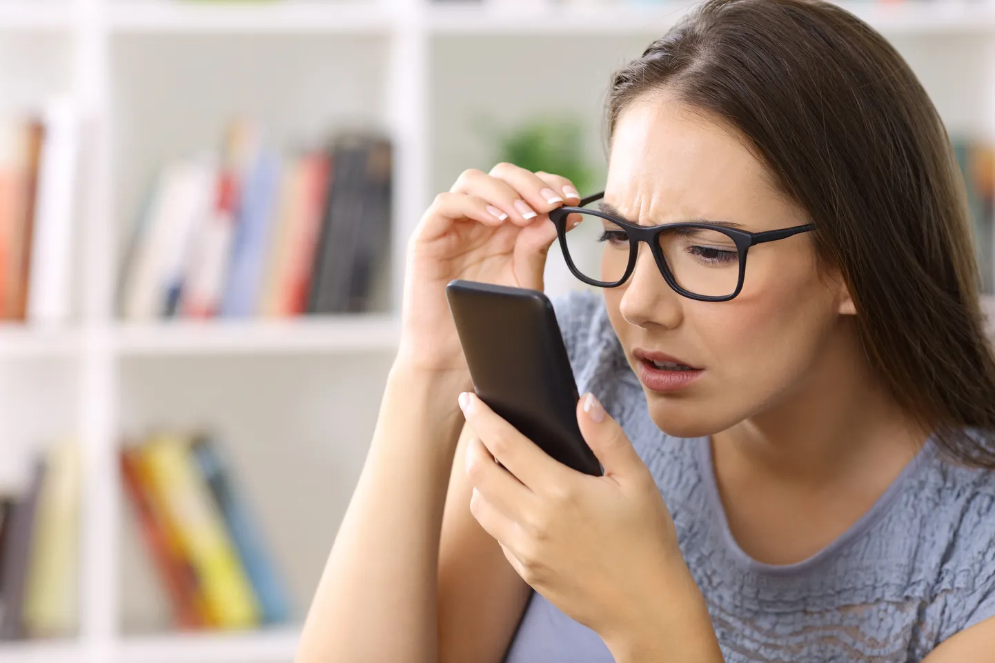 Серьезную угрозу для зрения представляют смартфоны, которые некоторые люди практически не выпускают из рук круглые сутки. Иллюстративное фото