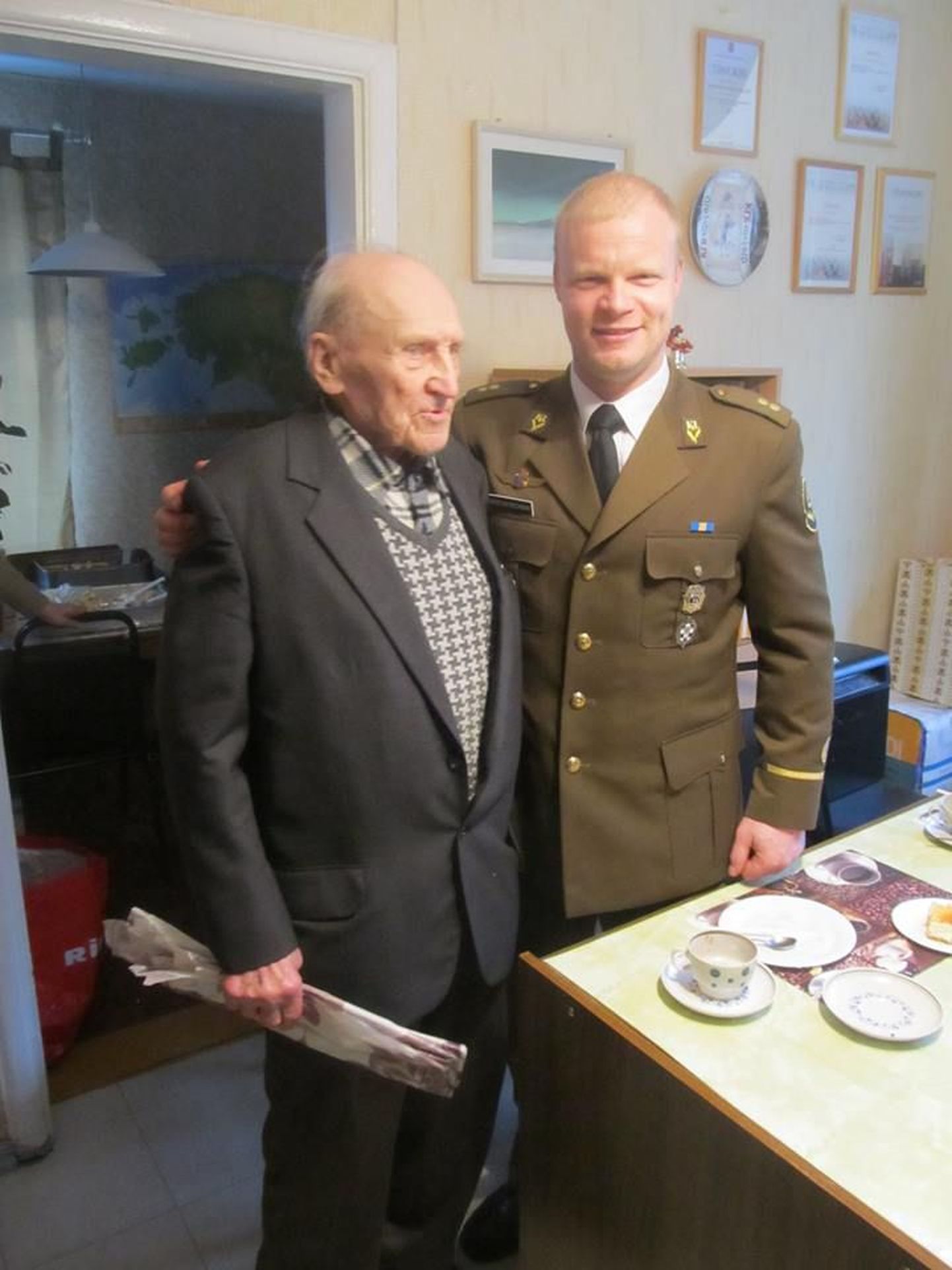 Tartu maleva I malevkonna pealik, Laupa põhikooli vilistlane paar aastat tagasi aasta kaitseliitlaseks kuulutatud Kristjan Bachman õnnitleb Robert-Rudolf Volki.