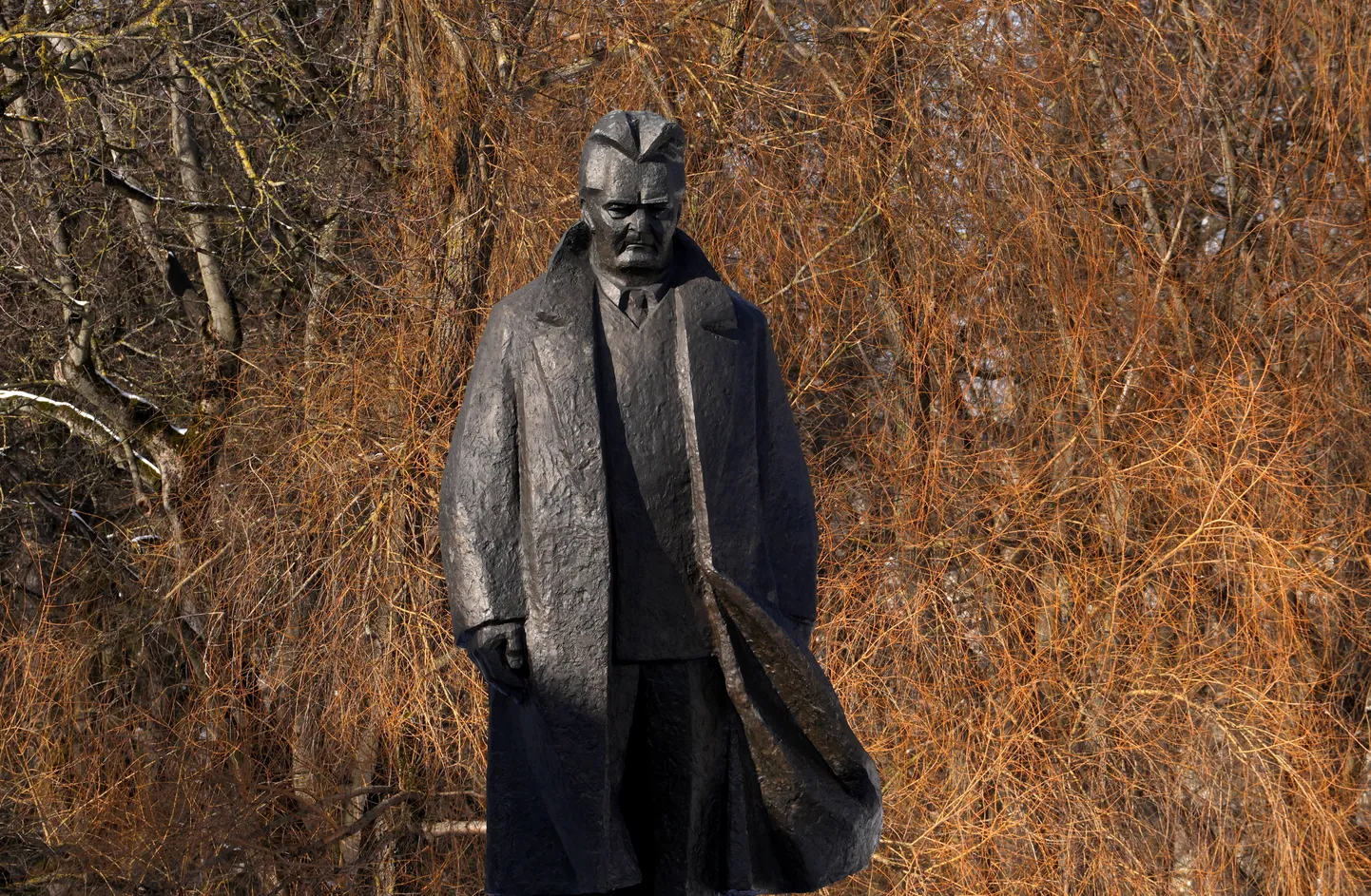Piemineklis rakstniekam Andrejam Upītim Kronvalda parkā.