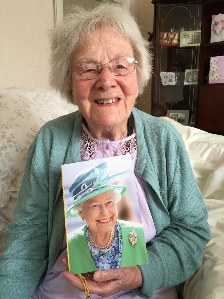 108-aastane Hilda Churchill hoidmas Briti kuninganna Elizabeth II pilti