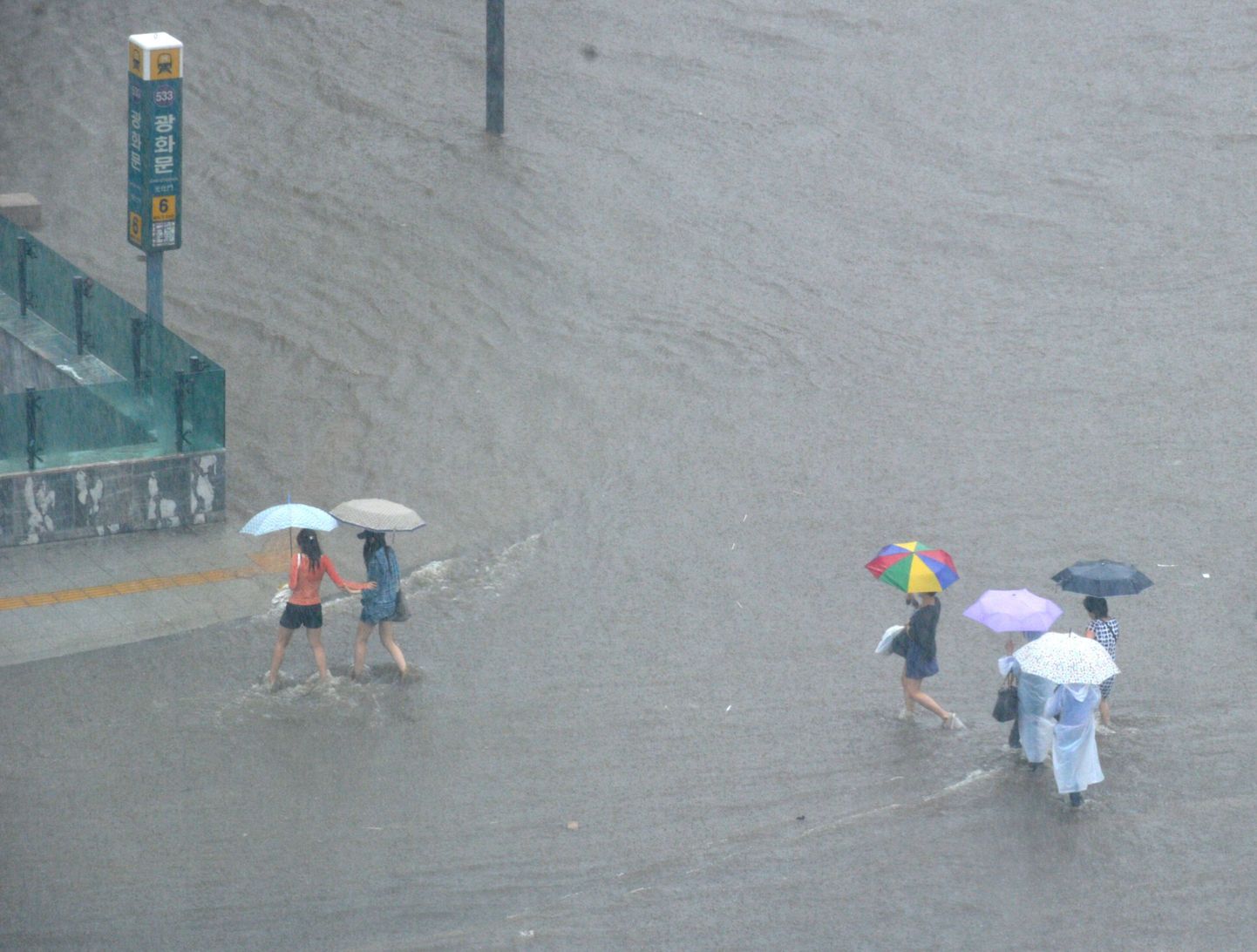Jalakäijad üleujutatud Soulis