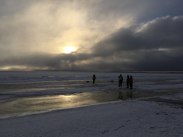 Esimene triivivalt jääpangalt päästetud kalamees astus maale kella 13.30 paiku.