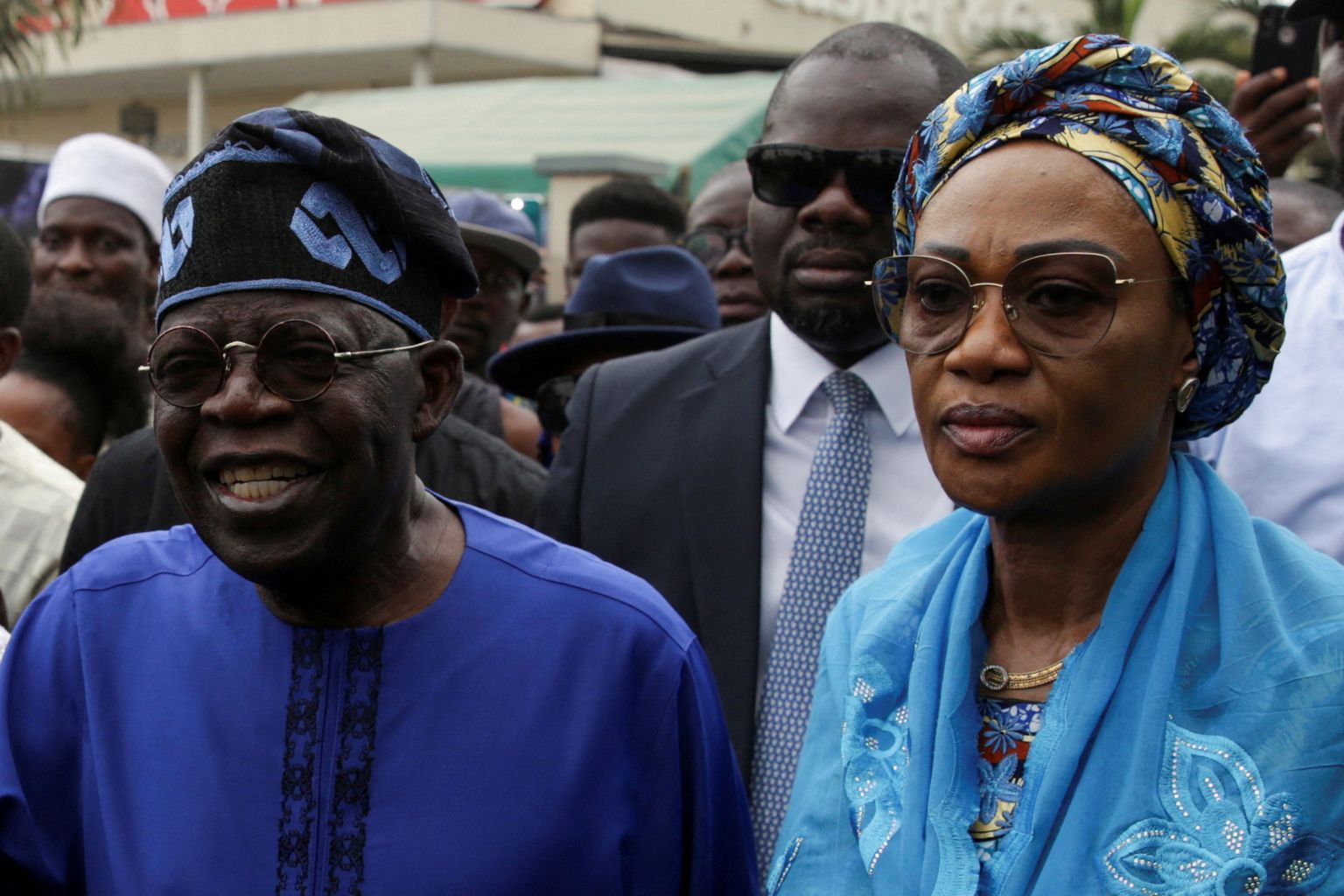 Nigeeria presidendiks valitud Bola Ahmed Tinubu ja ta abikaasa Oluremi Tinubu Lagoses valimisjaoskonna lähedal pärast hääletamist. Foto on tehtud 25. veebruaril.