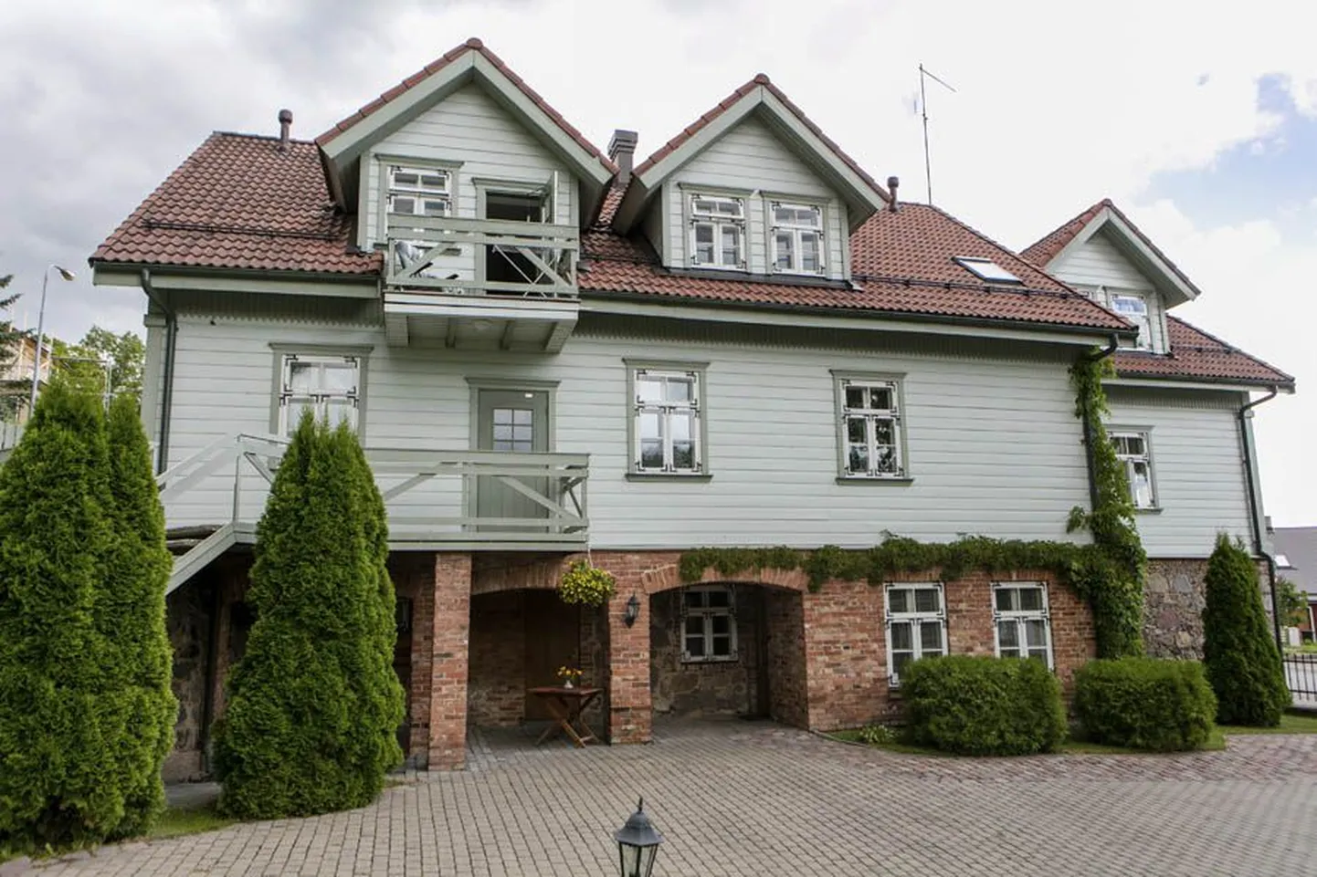 Viljandis asuvat kortermaja tunnustatakse tänavu kauni muinsuskaitseobjekti tiitliga. Žürii kiidab maja ajastutruudust ja heakorda.