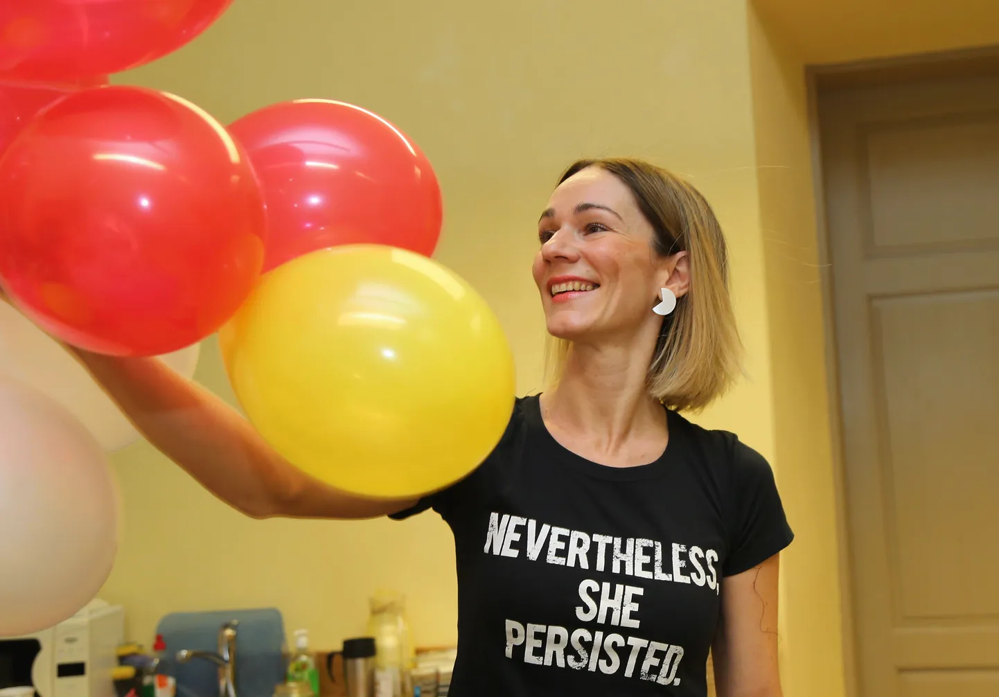 Katri Lamesoole tõi särgi kirjaga 
«Nevertheless, she persisted» kingituseks ta doktoritöö juhendaja Raili Marling, kes elab suure osa ajast Ameerika Ühendriikides. Sellel 
lausel on omaette lugu, mida näeb artikli lõpus.