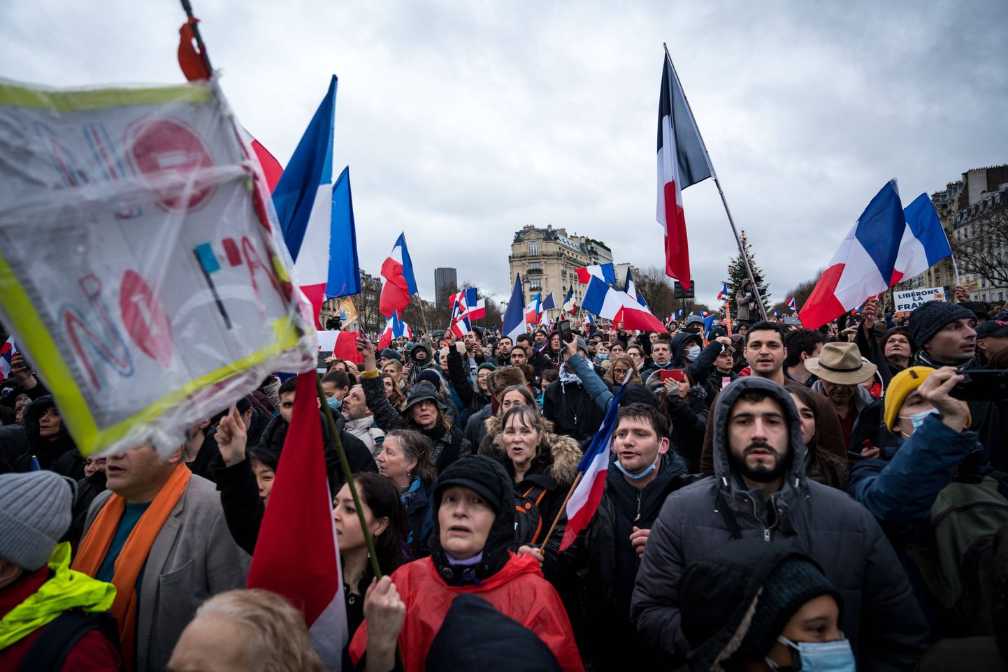 Tuhanded inimesed avaldasid meelt Pariisis laupäeval poliitiku Florian Philippot' kutsel 8. jaanuar 2022.