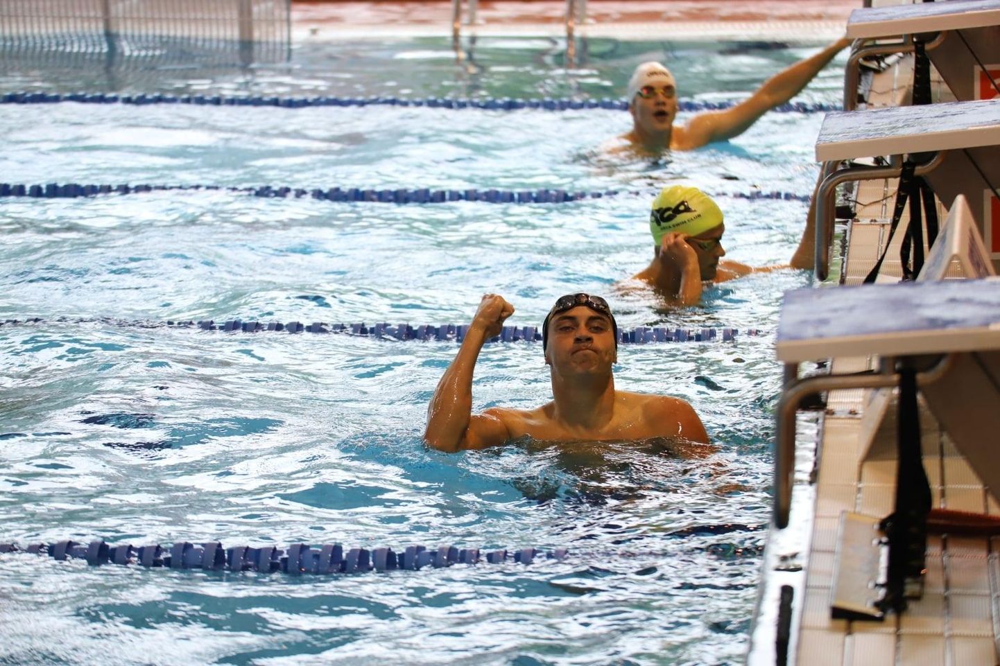 Alex Ahtiainen (ees) naaseb Eesti meistrivõistlustelt ujumises vähemalt kahe kuldmedaliga.