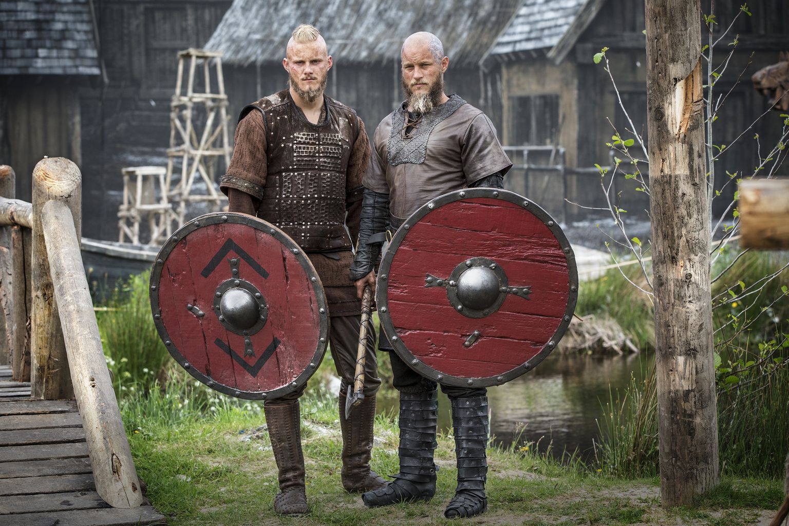 Alexander Ludwig (Bjorn Lothbrok) ja Travis Fimmel (Ragnar Lothbrok) telesarjas «Viikingid», mis põhineb «Ragnari saagadel».