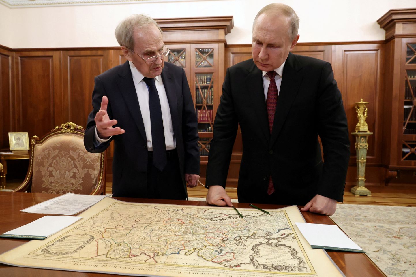 Venemaa president Vladimir Putin (paremal) ja Vene konstitutsioonikohtu esimees Valeri Zorkin vaatamas 23. mail Kremlis 17. sajandi Prantsuse kaarti. Zorkini ja Putini väitel ei ole Ukrainat kunagi olemas olnud