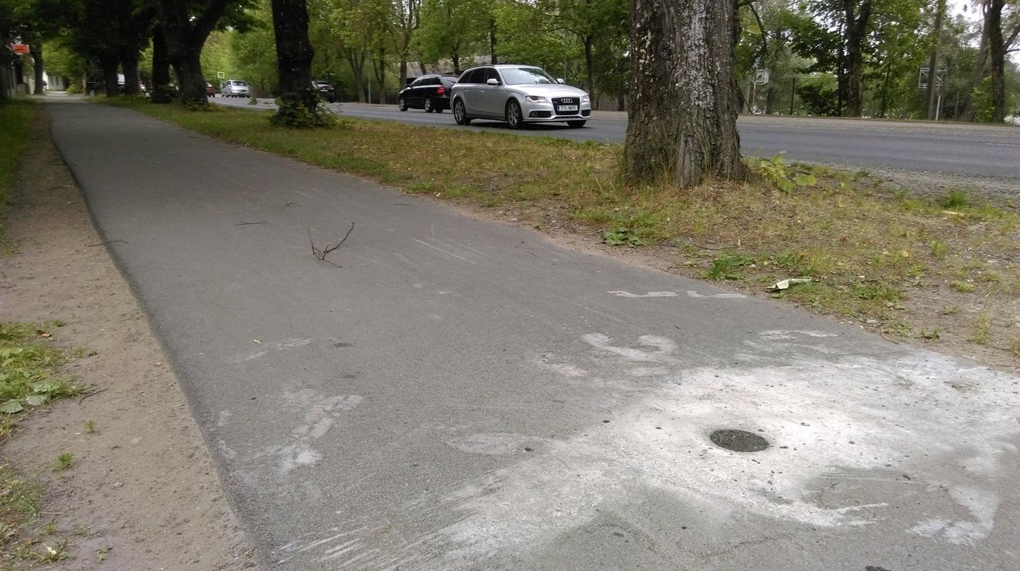 Rääma tänaval kõnniteele tekkinud valged laigud tekkisid asfaltijate töö hindamisel.