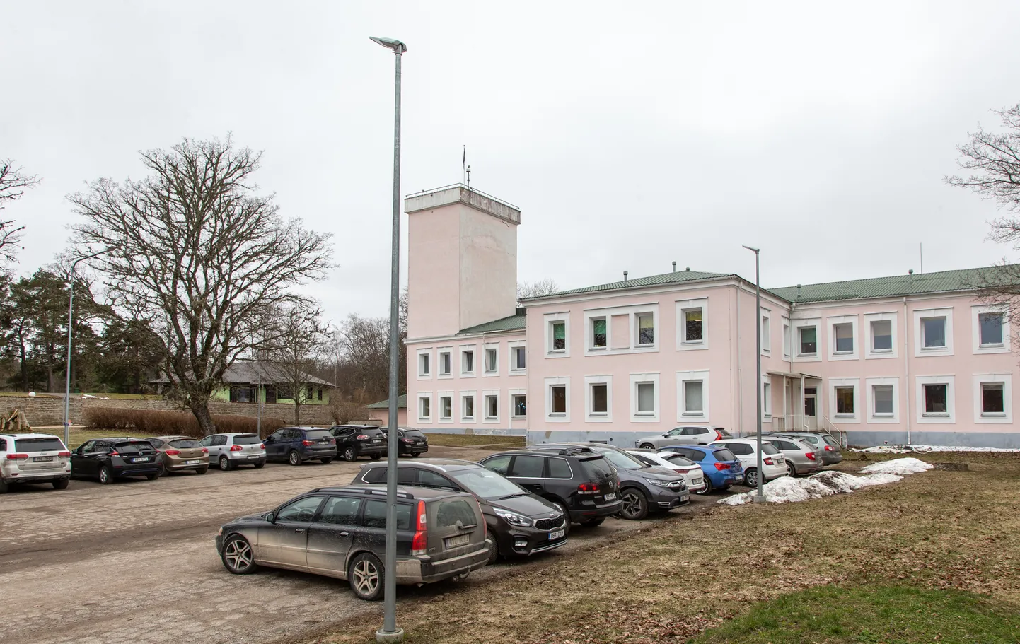 Согласно конкурсному заданию, автостоянка будет перенесена дальше от школы, поскольку решение школьных окрестностей должно способствовать здоровому, активному образу жизни и экологичной мобильности. Архитекторам предстояло спроектировать главную парковку за автобусной остановкой, где сейчас находится луг.