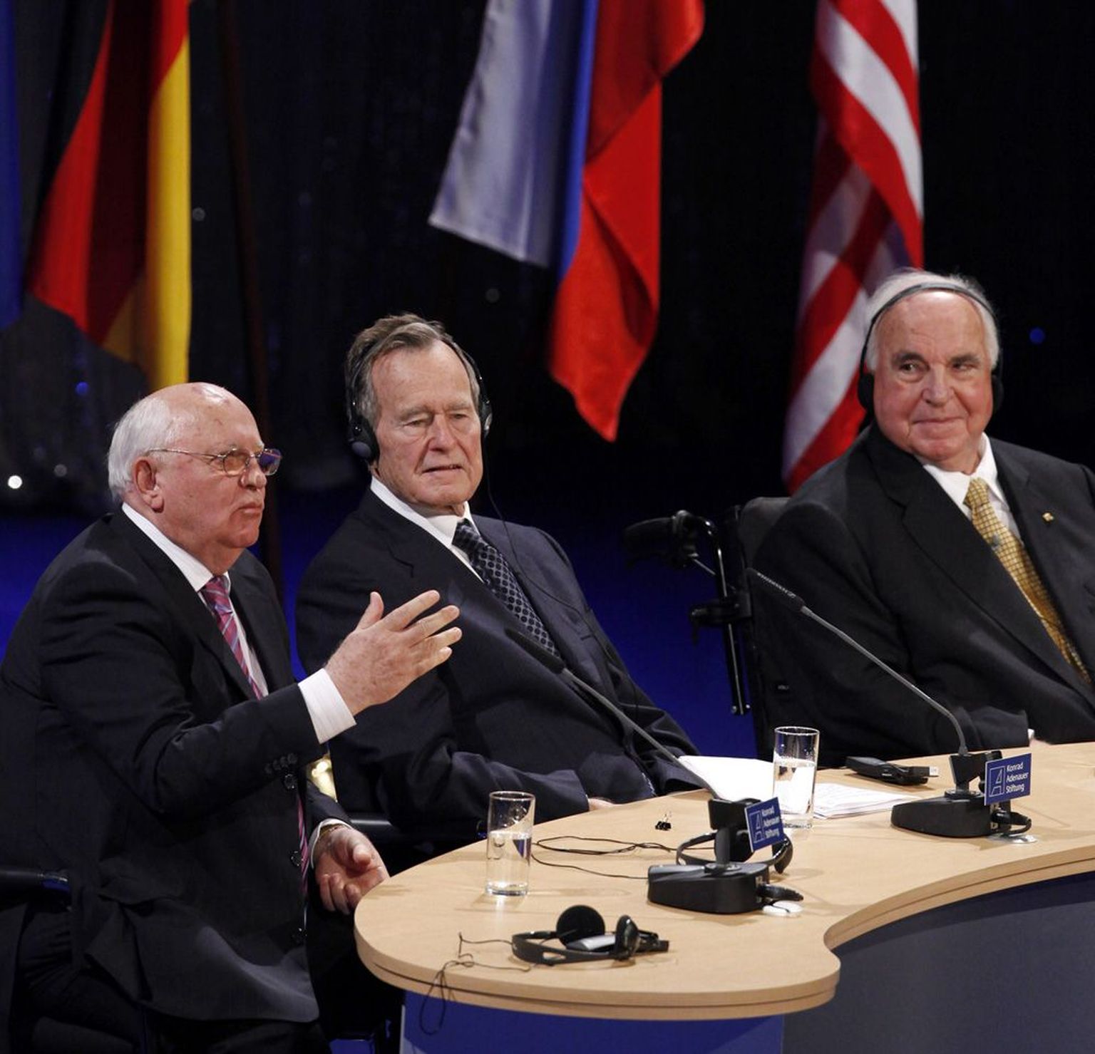 Mihhail Gorbatšov (vasakul), George Bush (keskel) ja Helmut Kohl.