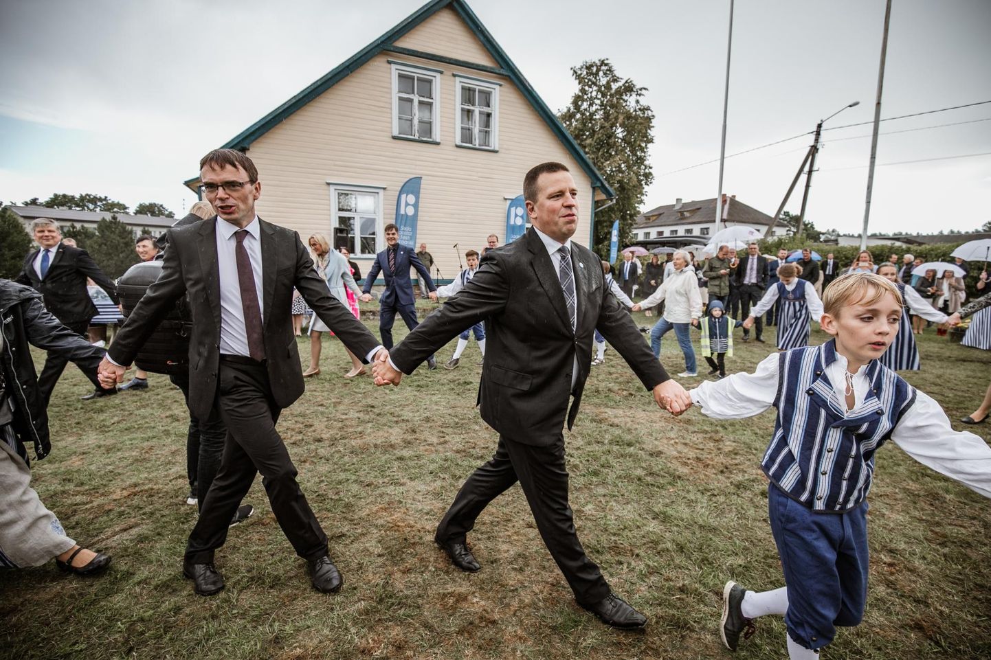Häädemeeste endise vallamaja platsile istutasid ministrid tammed ja keerlesid tantsu­ringis kohaliku kooli õpilastega. Eesti valitsuse liikmete tee viis edasi Lätti, ühis­istungile.