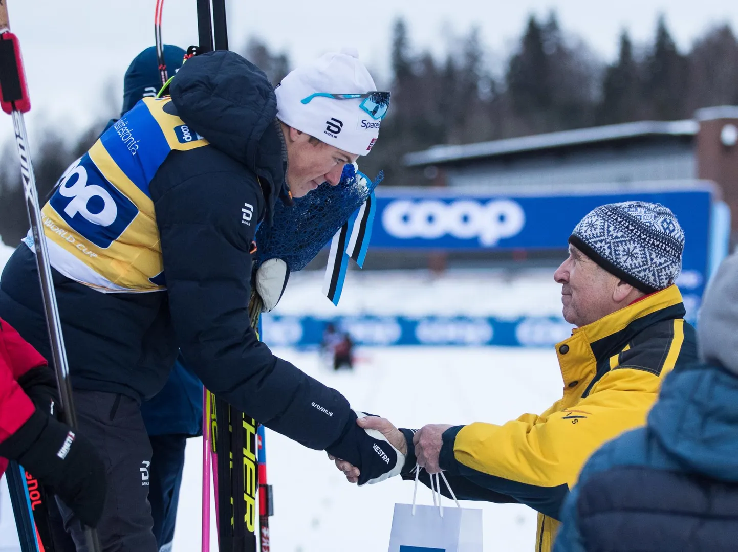 Kaarel Zilmer laupäeval sprindi võitjale Johannes Høfslot Klæbole auhinda üle andmas.
